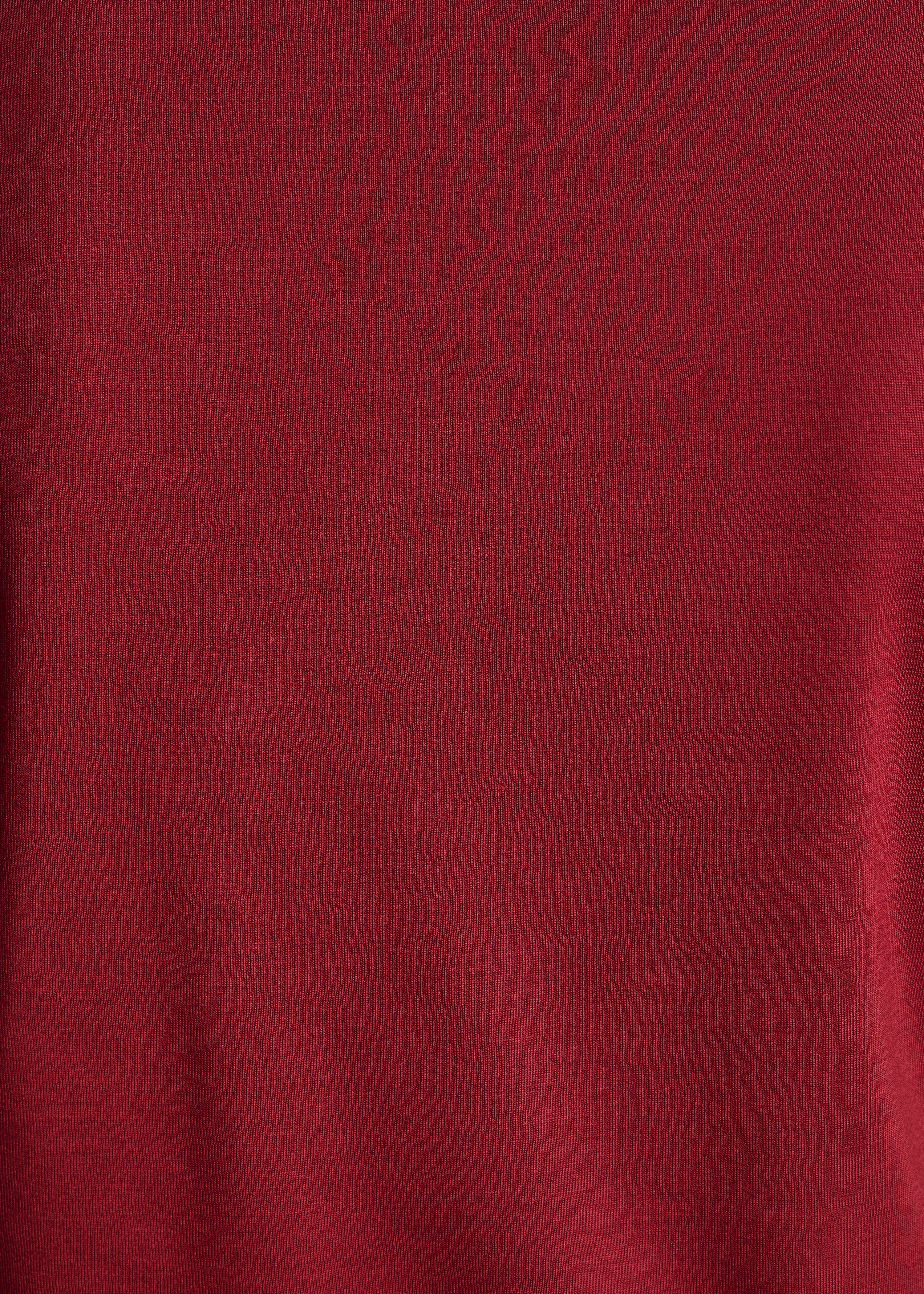 Bordeauxfarbenes fließendes T-Shirt mit asymmetrischem Ausschnitt und langen Ärmeln
