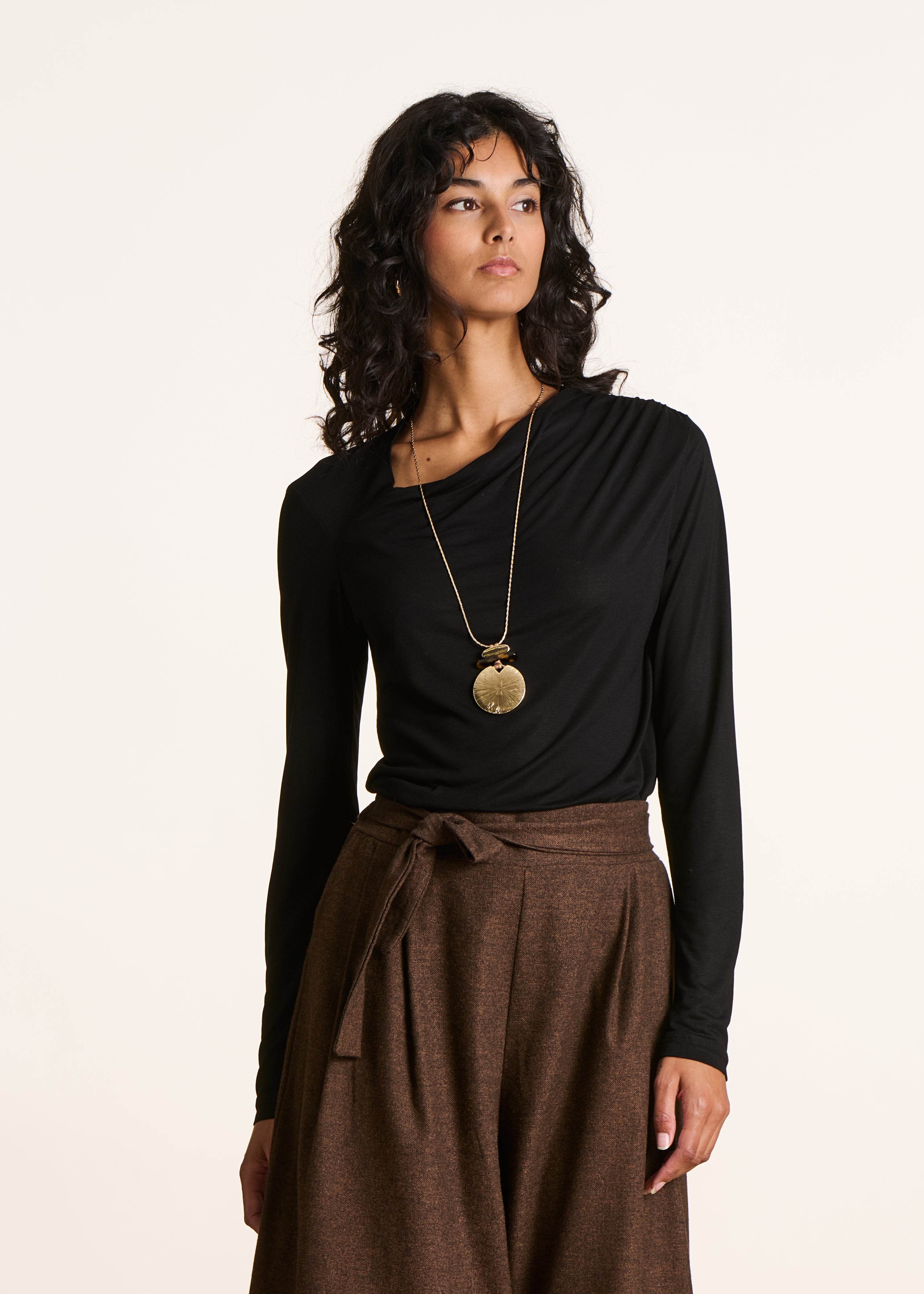 Fließendes schwarzes T-Shirt mit asymmetrischem Ausschnitt und langen Ärmeln