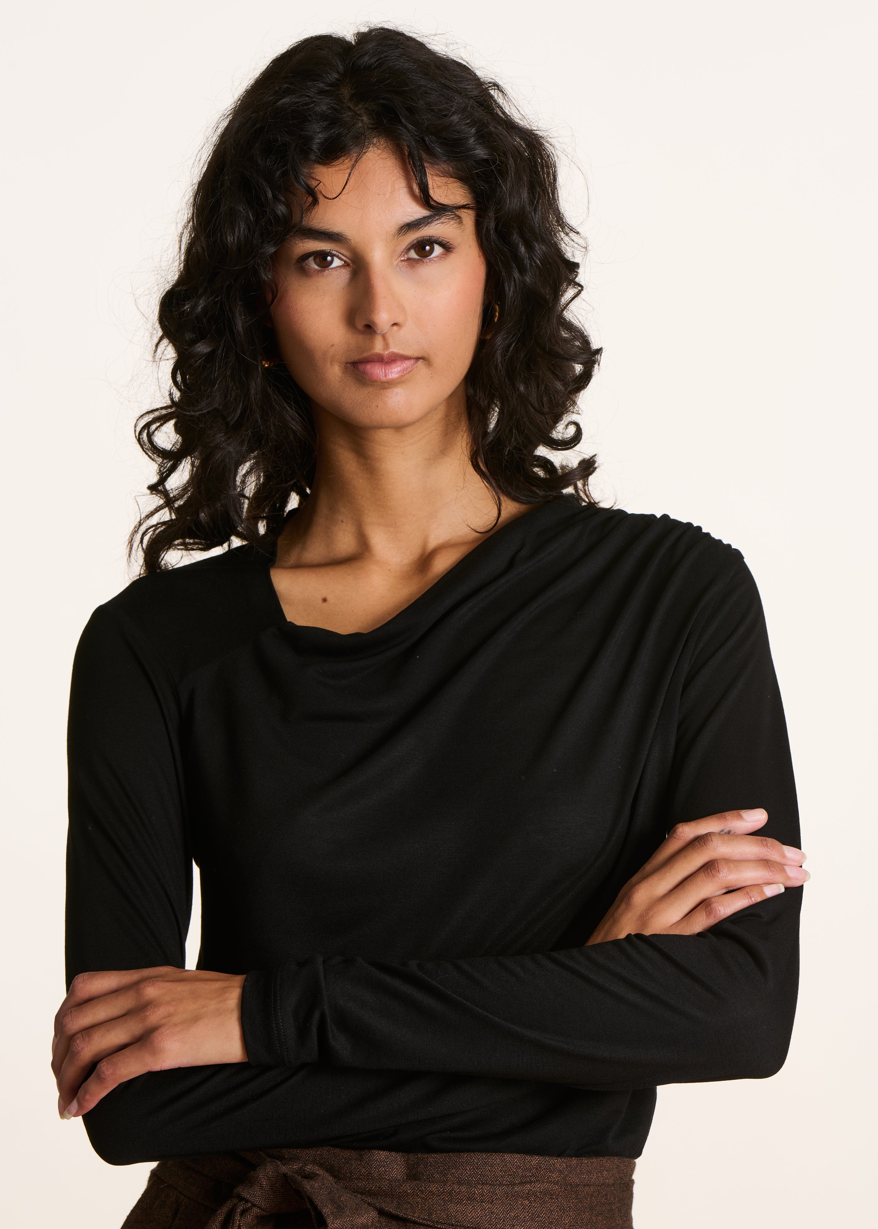 Fließendes schwarzes T-Shirt mit asymmetrischem Ausschnitt und langen Ärmeln