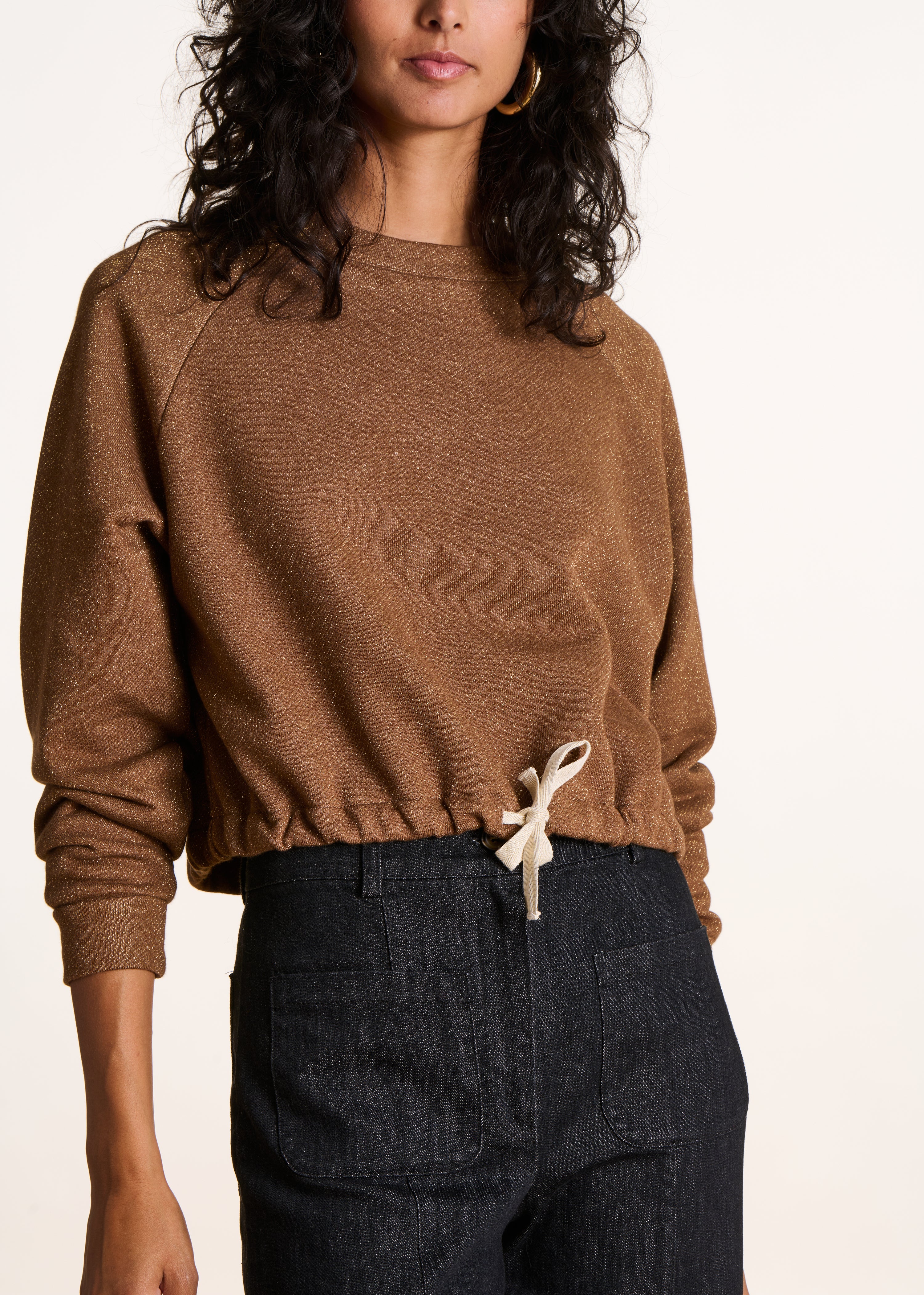 Weit geschnittener brauner Sweatshirt mit schimmernden langen Ärmeln