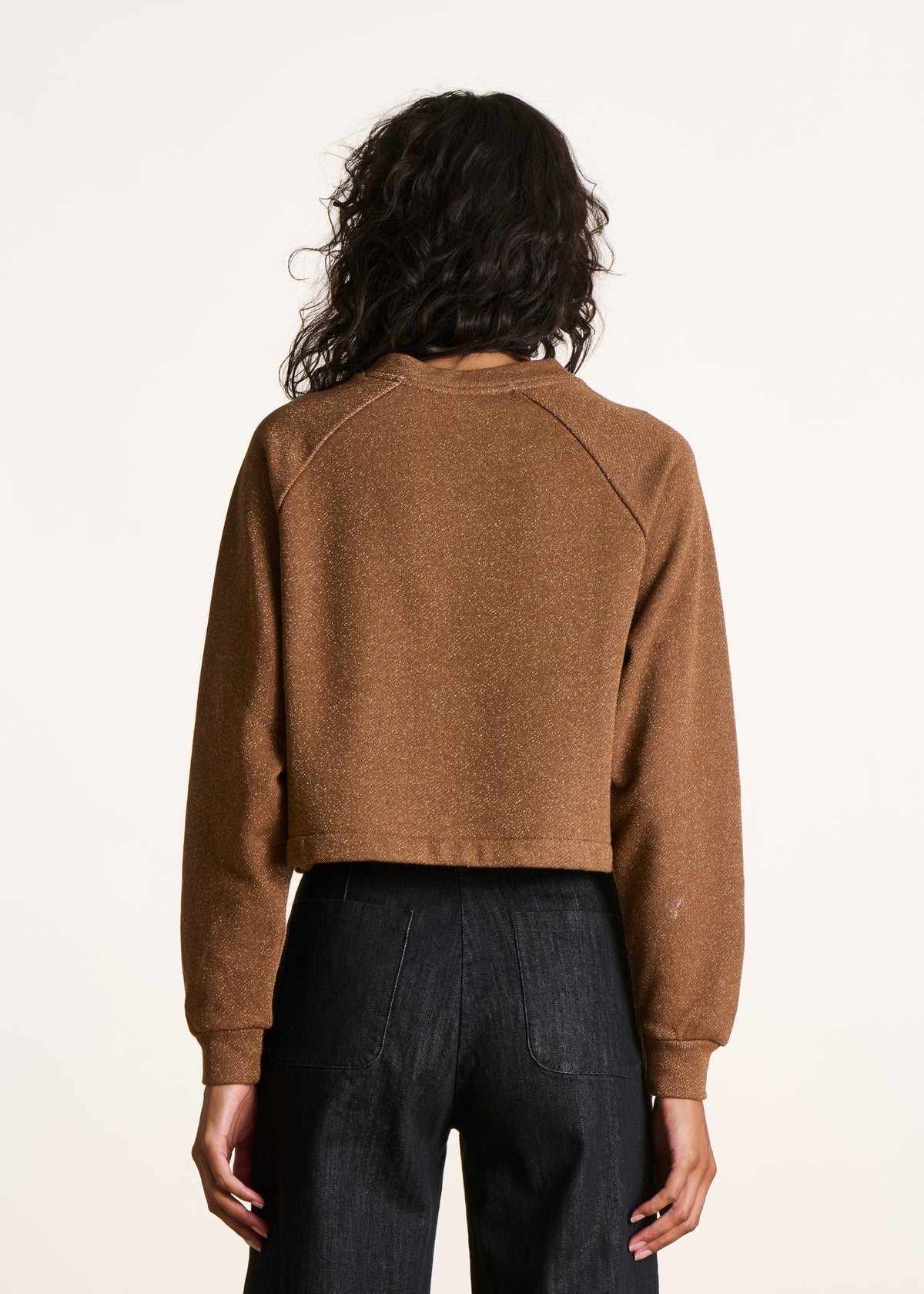 Weit geschnittener brauner Sweatshirt mit schimmernden langen Ärmeln