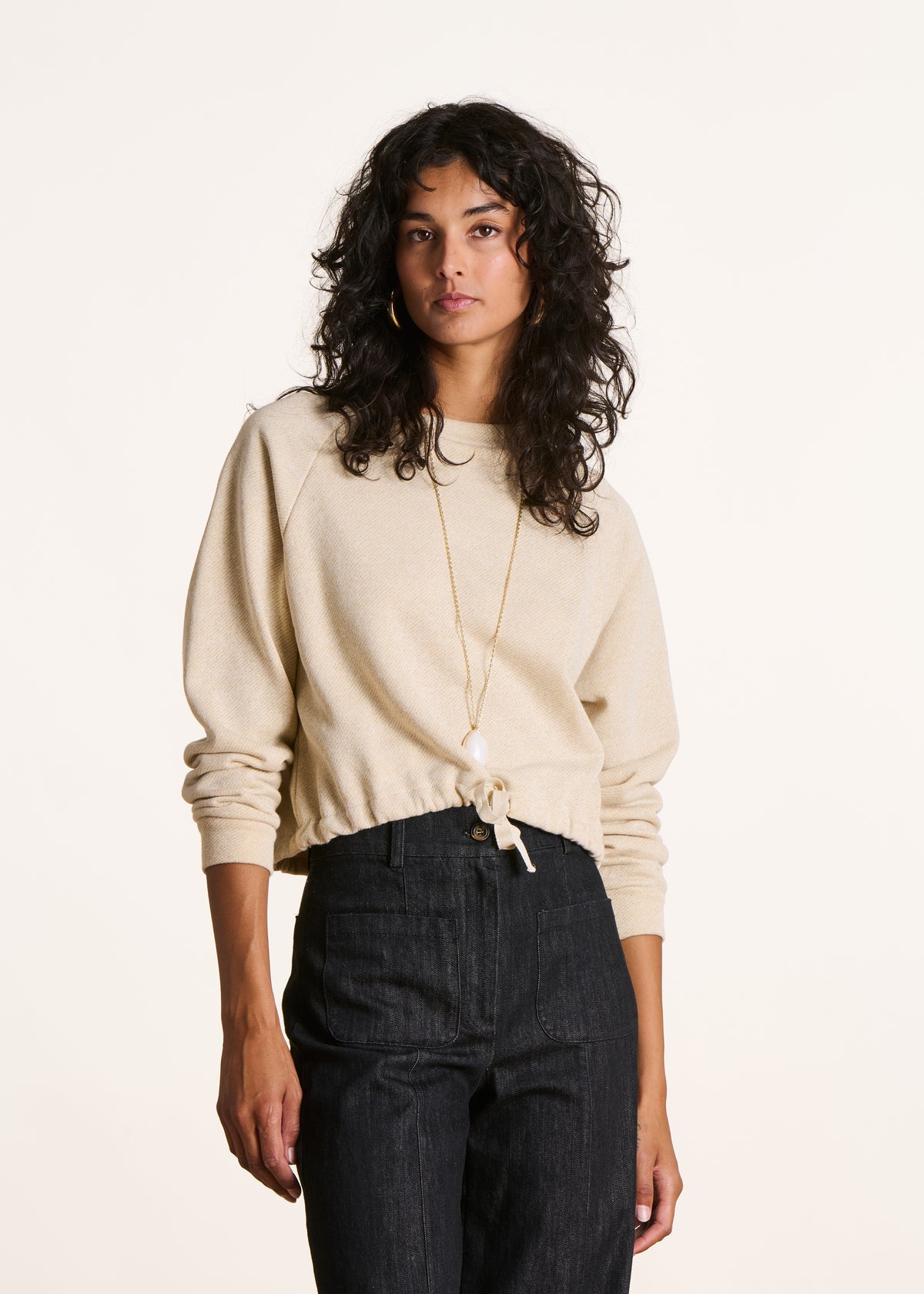 Weißes, weites, irisierendes Sweatshirt mit langen Ärmeln