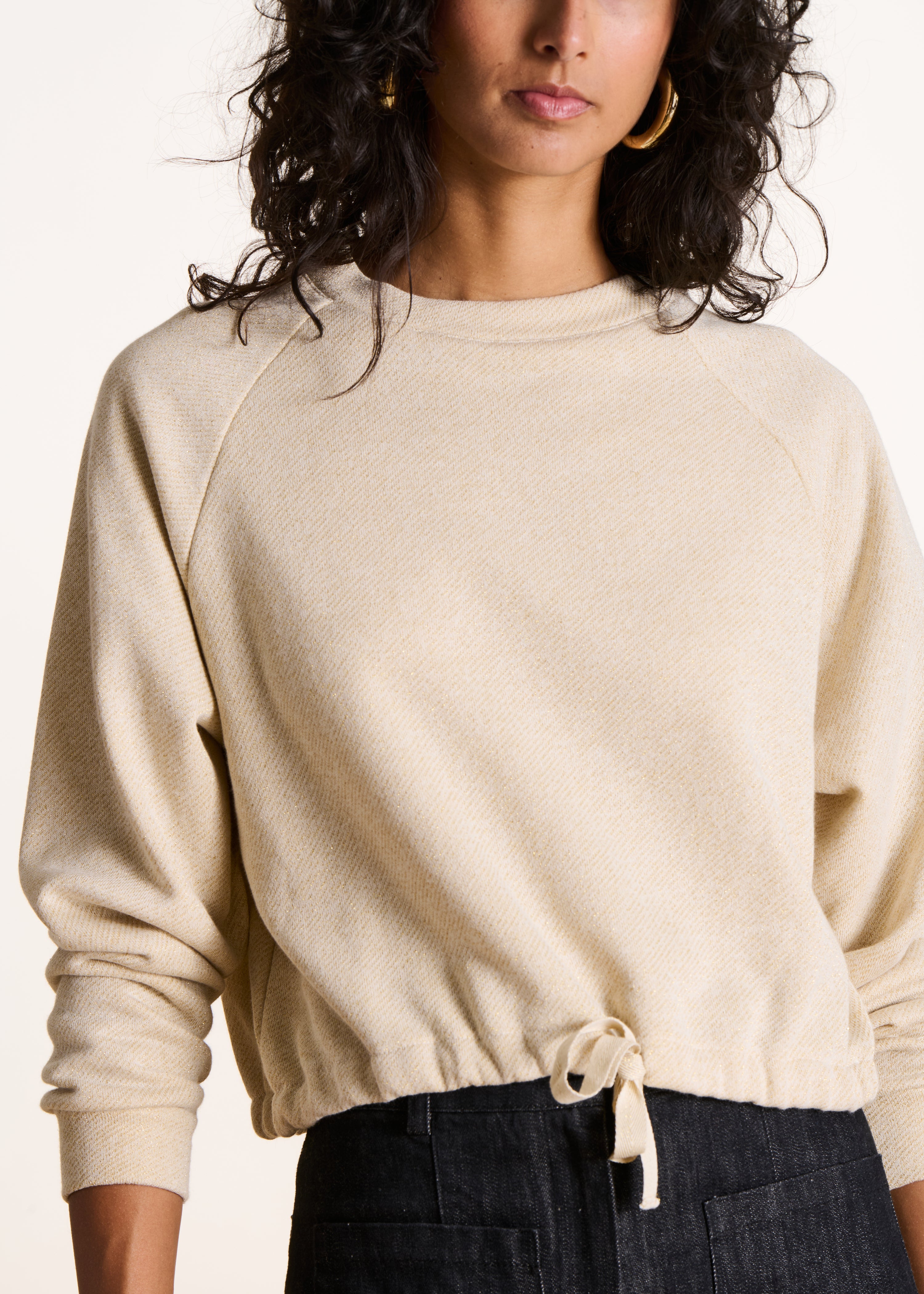 Weißes, weites, irisierendes Sweatshirt mit langen Ärmeln