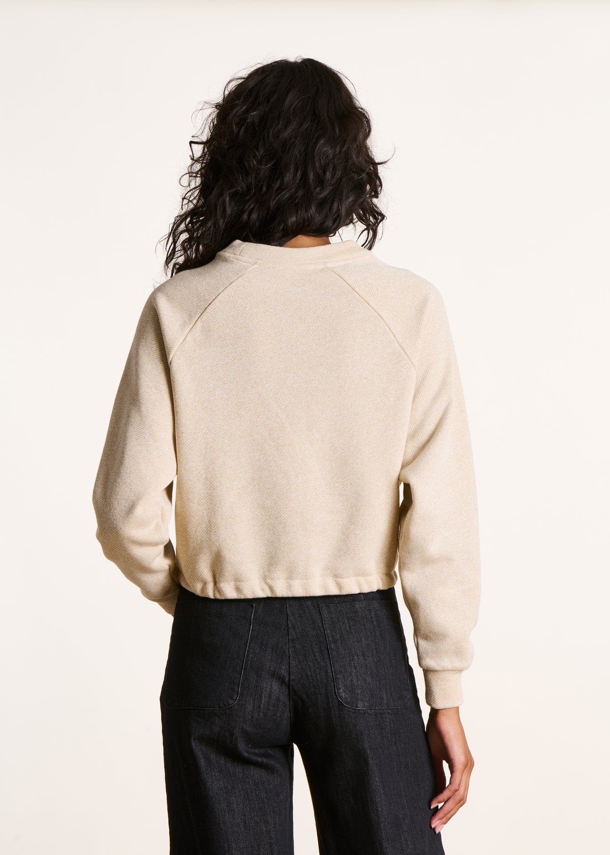 Weißes, weites, irisierendes Sweatshirt mit langen Ärmeln