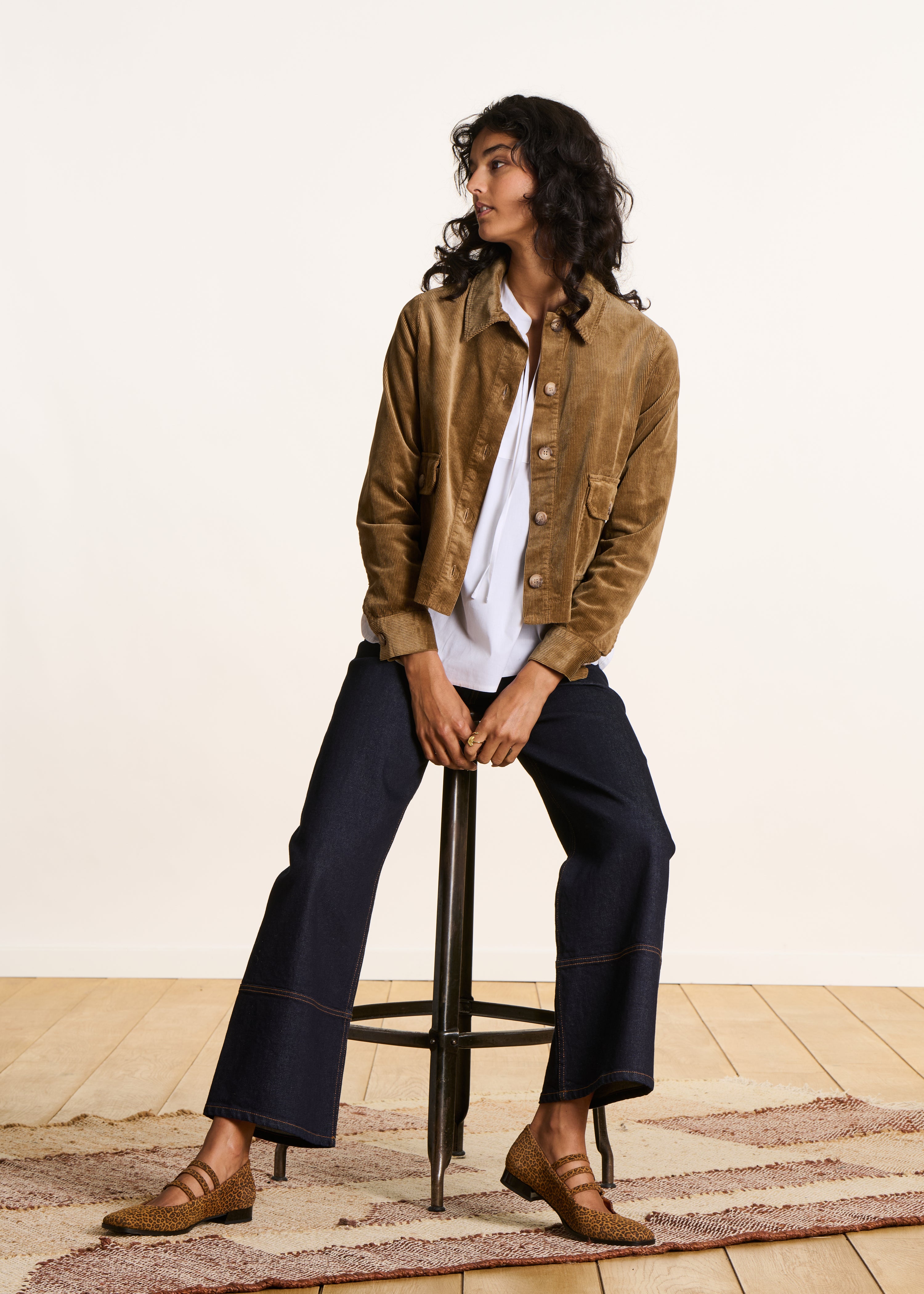 Kurze gerade braune Jacke aus Samt