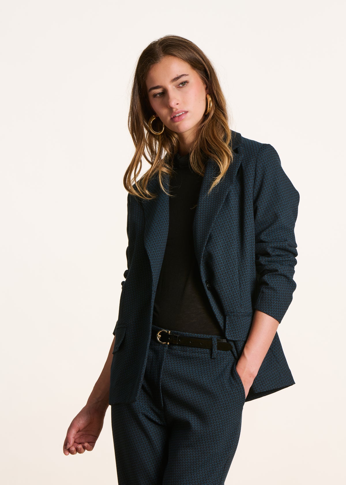 Schwarze und blaue Jacquard-Tailoring-Jacke