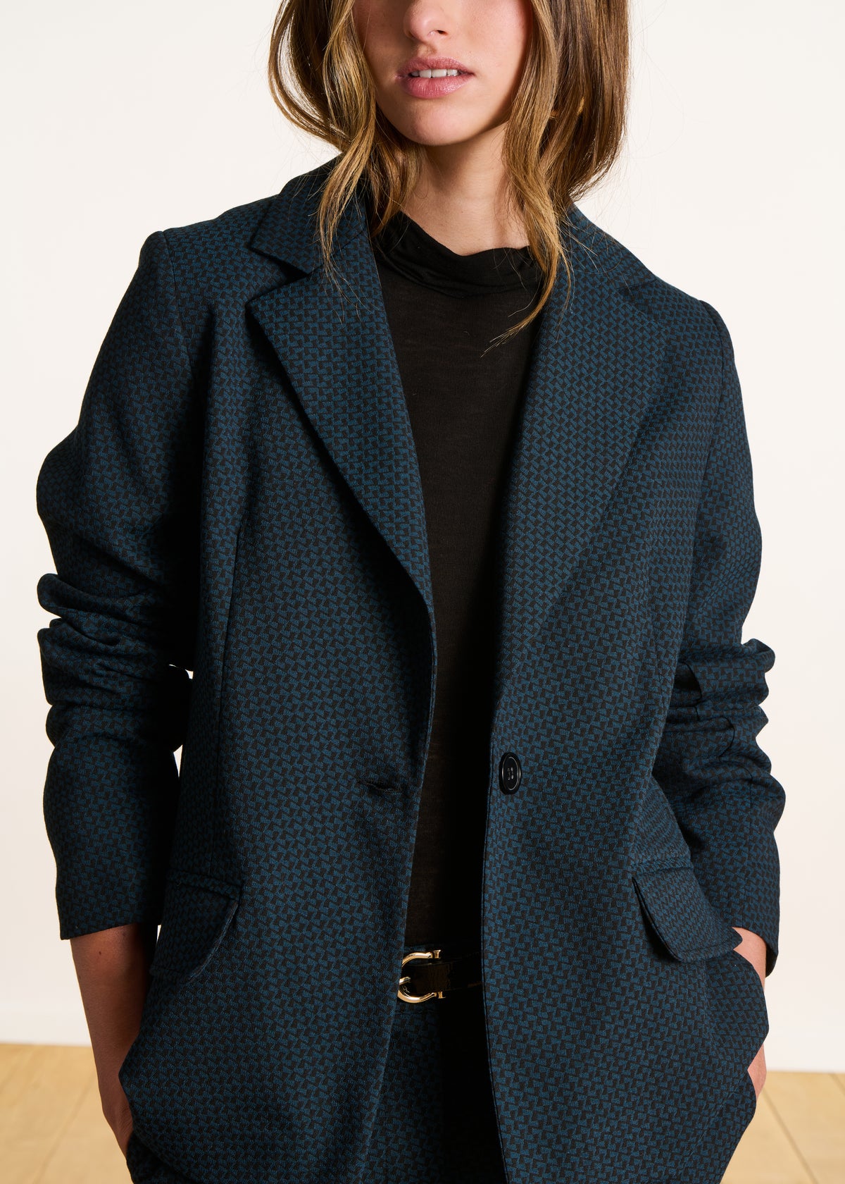 Schwarze und blaue Jacquard-Tailoring-Jacke