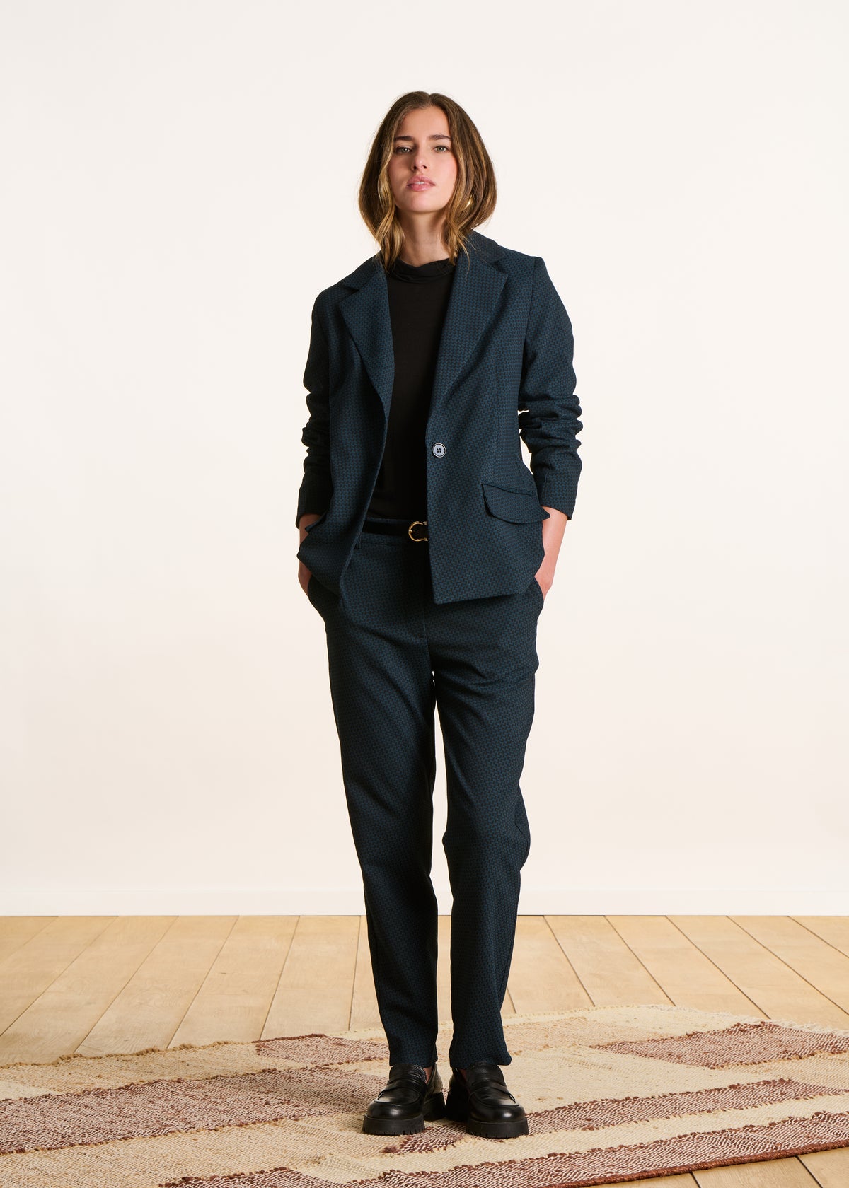 Schwarze und blaue Jacquard-Tailoring-Jacke