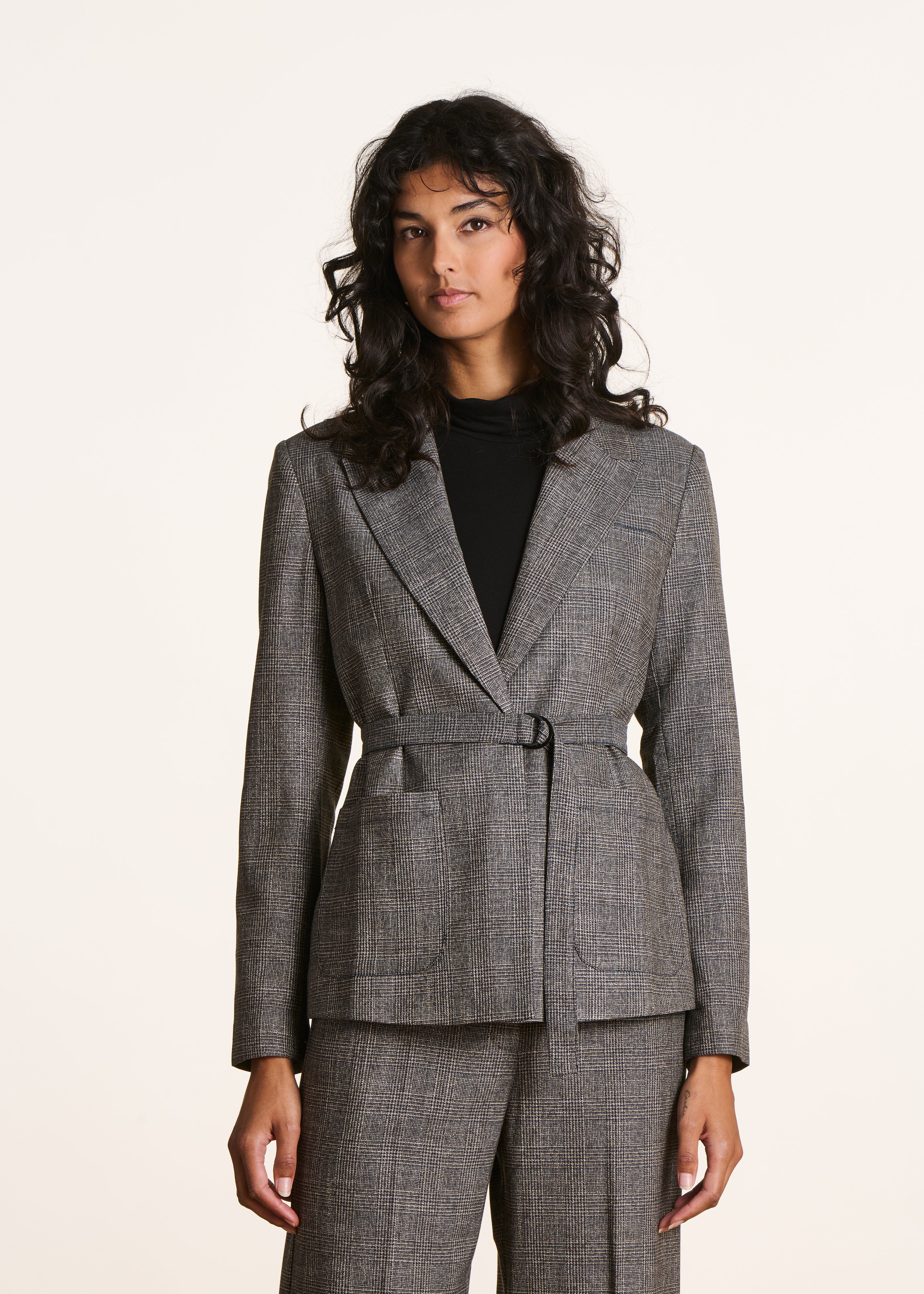 Grauer karierter Blazer mit Gürtel