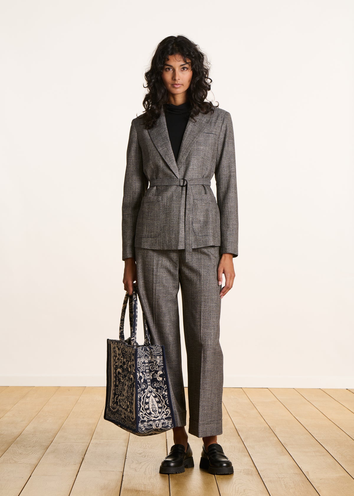 Grauer karierter Blazer mit Gürtel