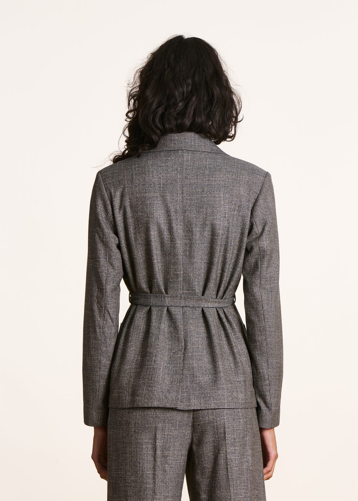 Grauer karierter Blazer mit Gürtel