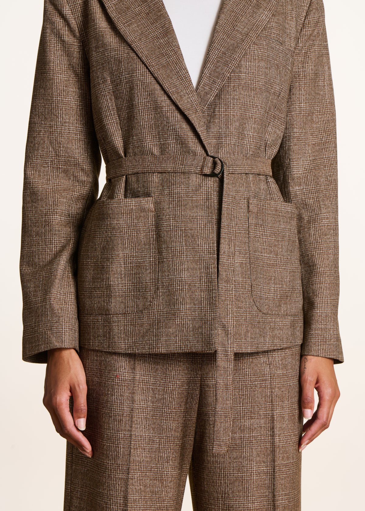 Braune karierte Jacke mit Gürtel