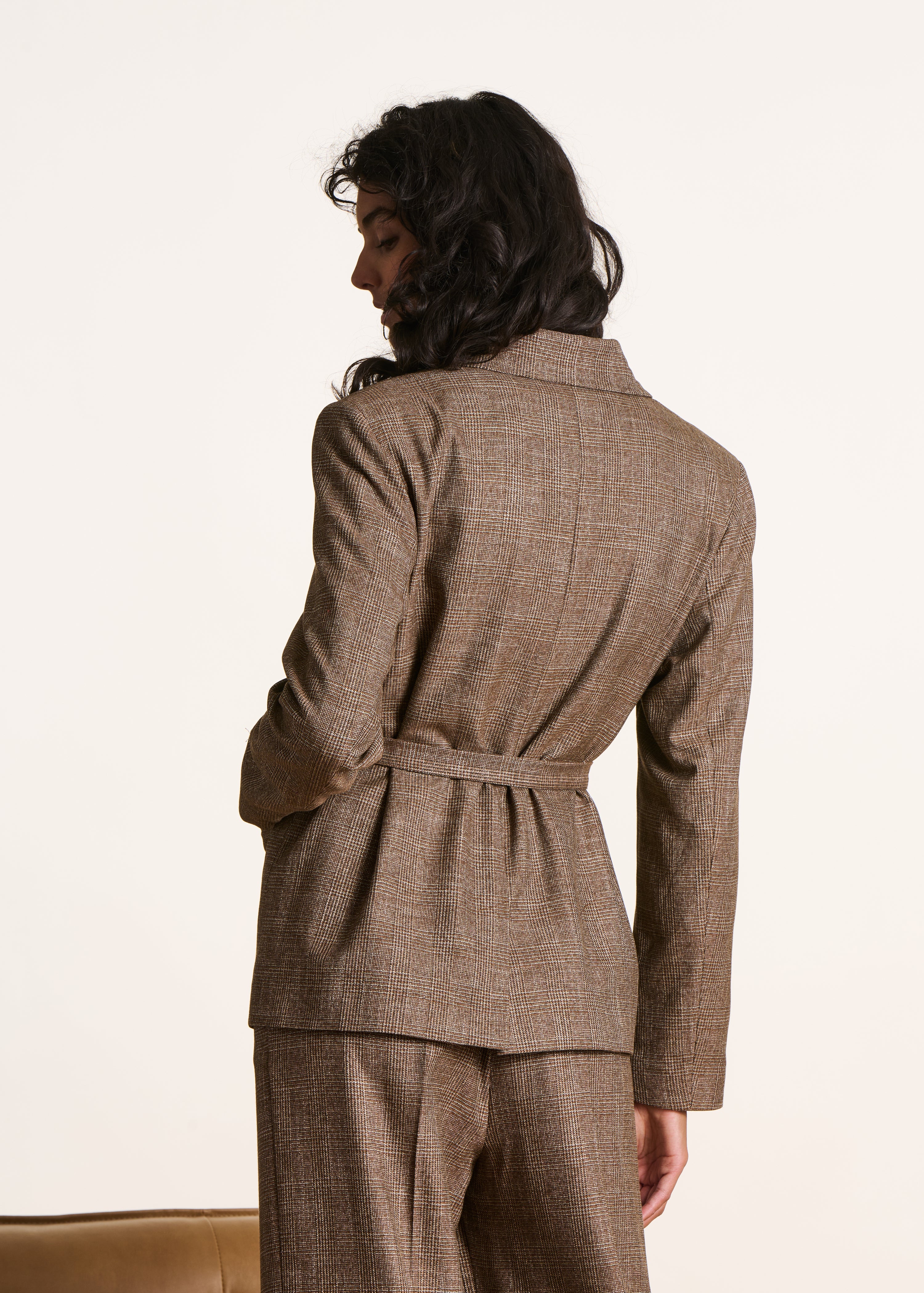 Braune karierte Jacke mit Gürtel