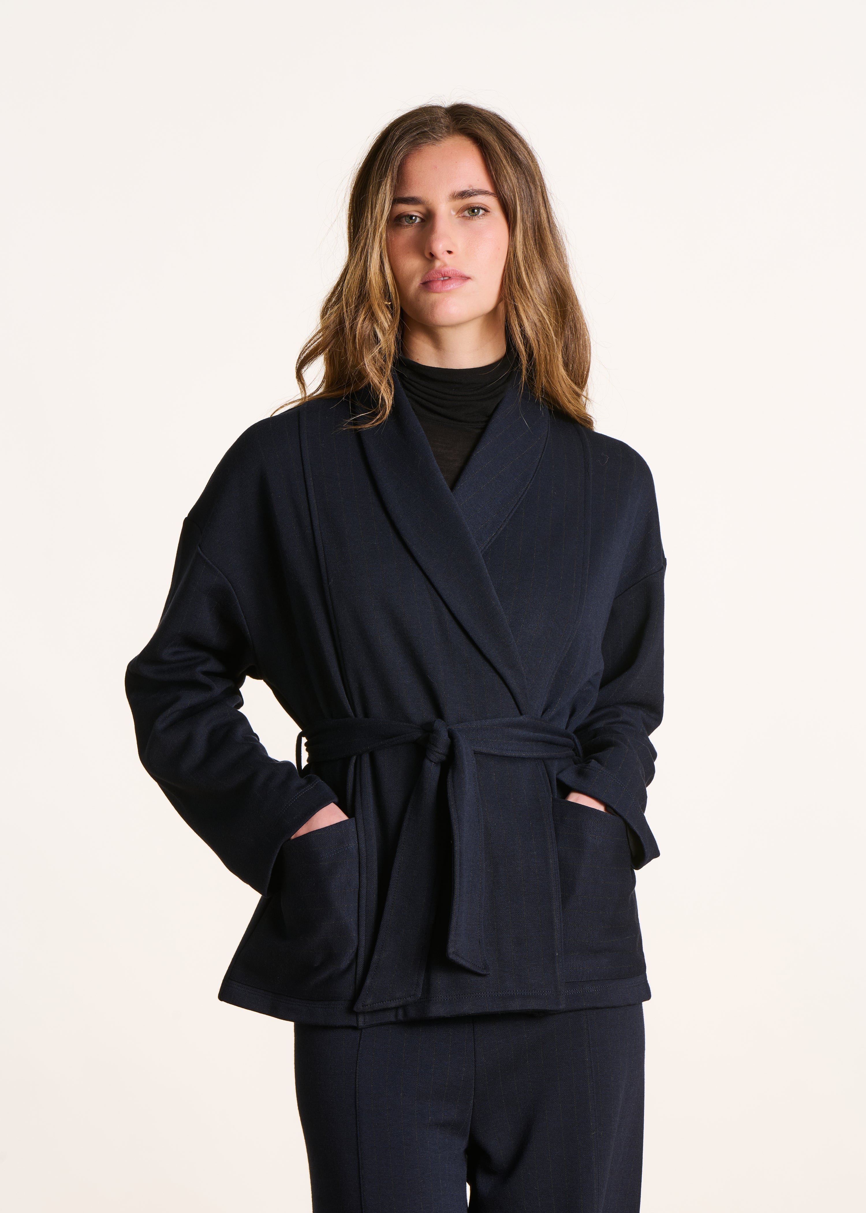 Veste kimono bleu marine ceinturée en milano La Fée Maraboutée