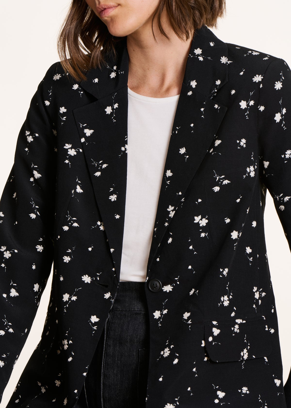 Blazerjacke in schwarz und weiß mit Blumenmuster