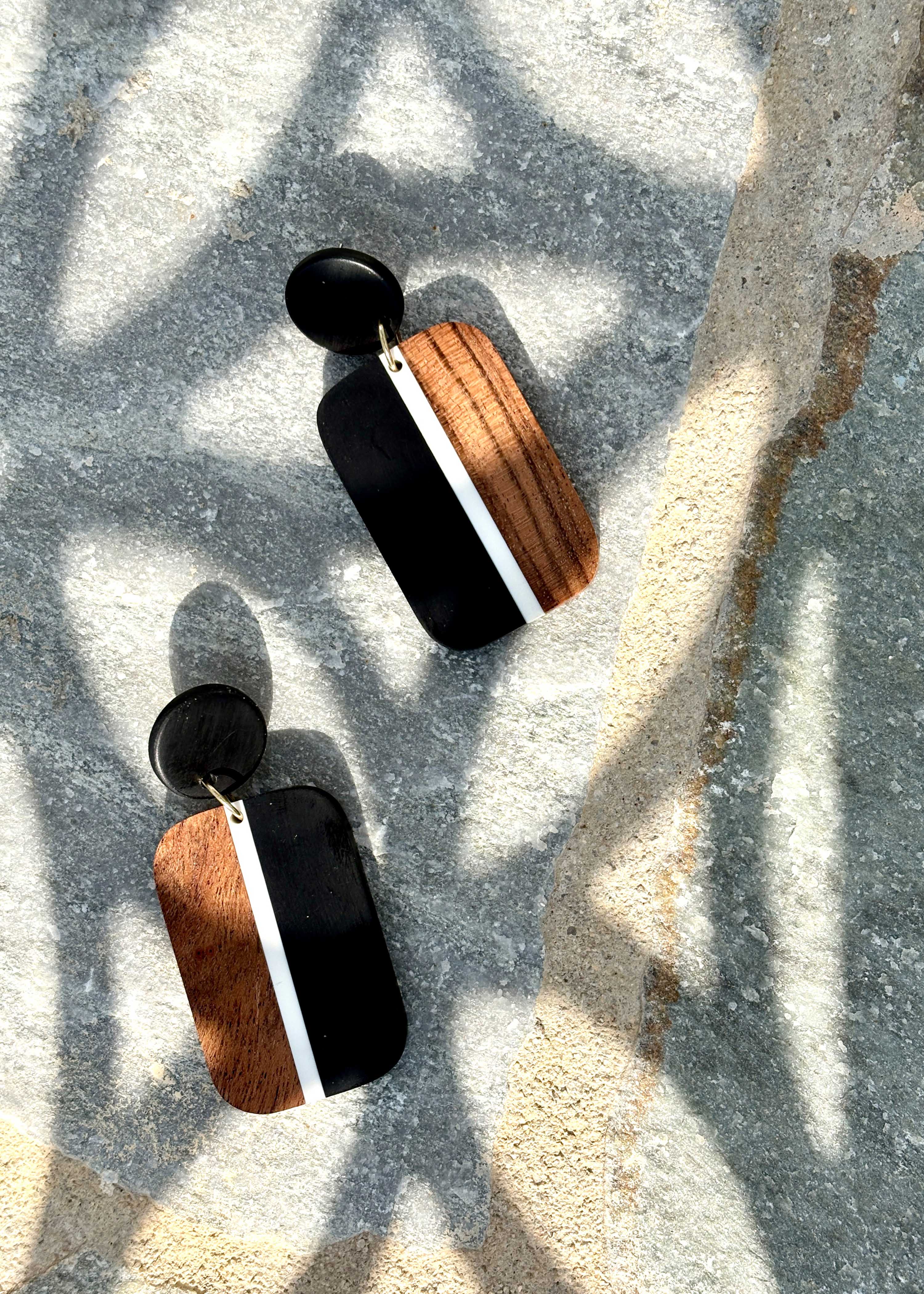 Pendientes colgantes de madera y resina