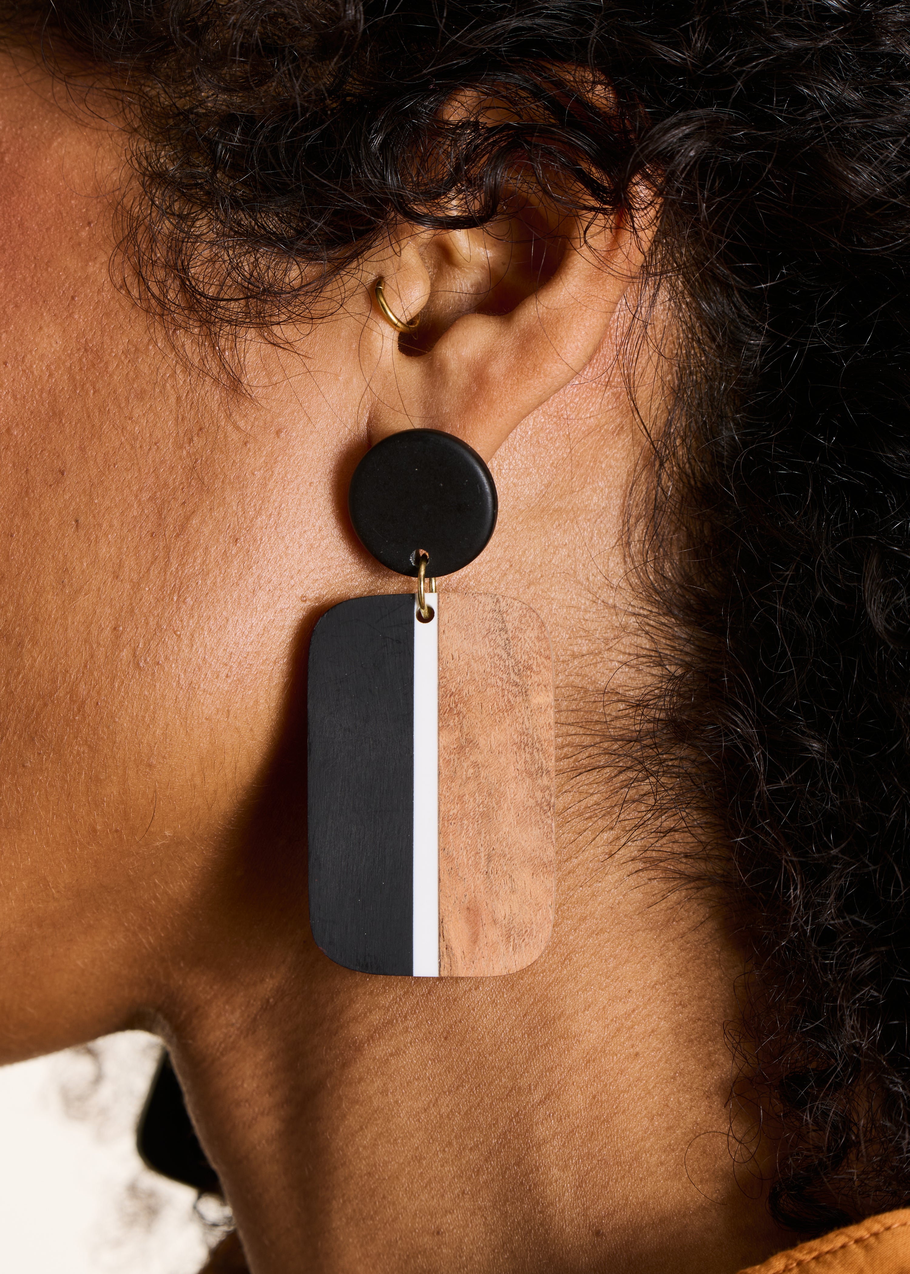 Pendientes colgantes de madera y resina