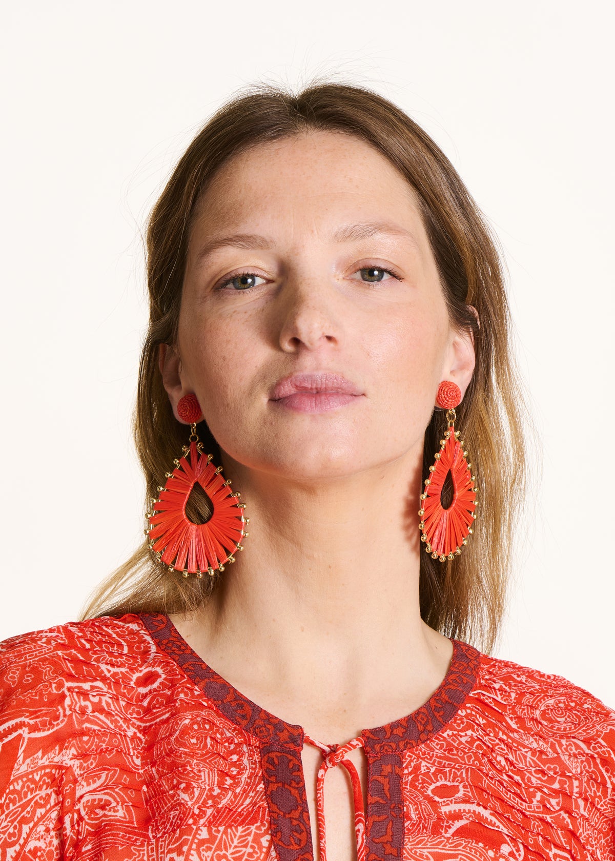 Rote hängende Ohrringe mit Raffia-Effekt