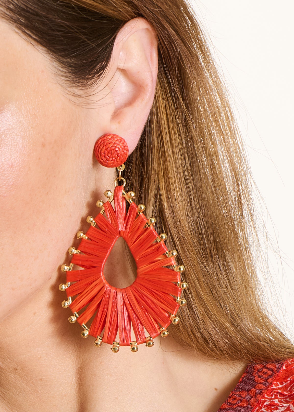 Rote hängende Ohrringe mit Raffia-Effekt