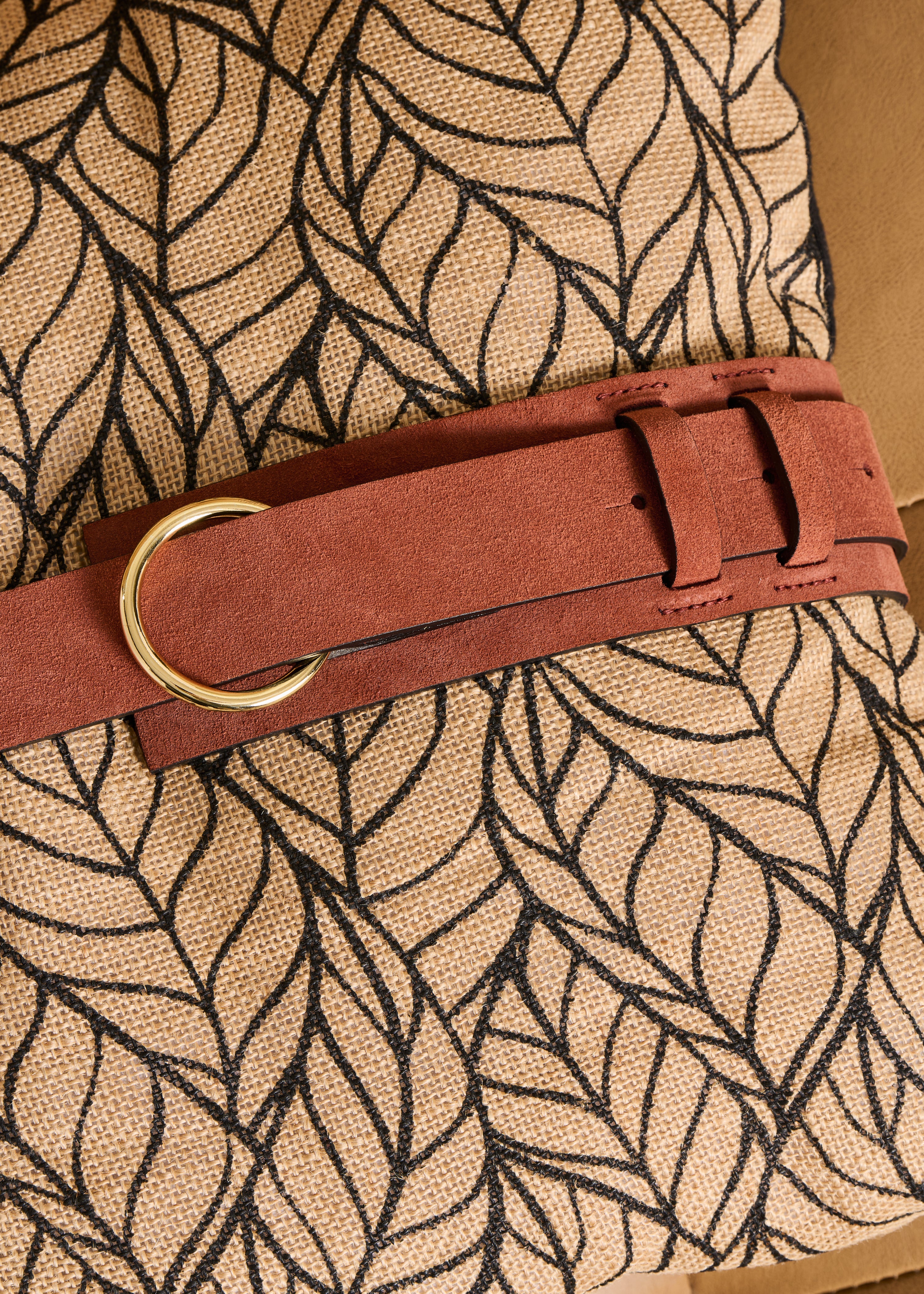 Cintura larga marrone in pelle con fibbia sottile