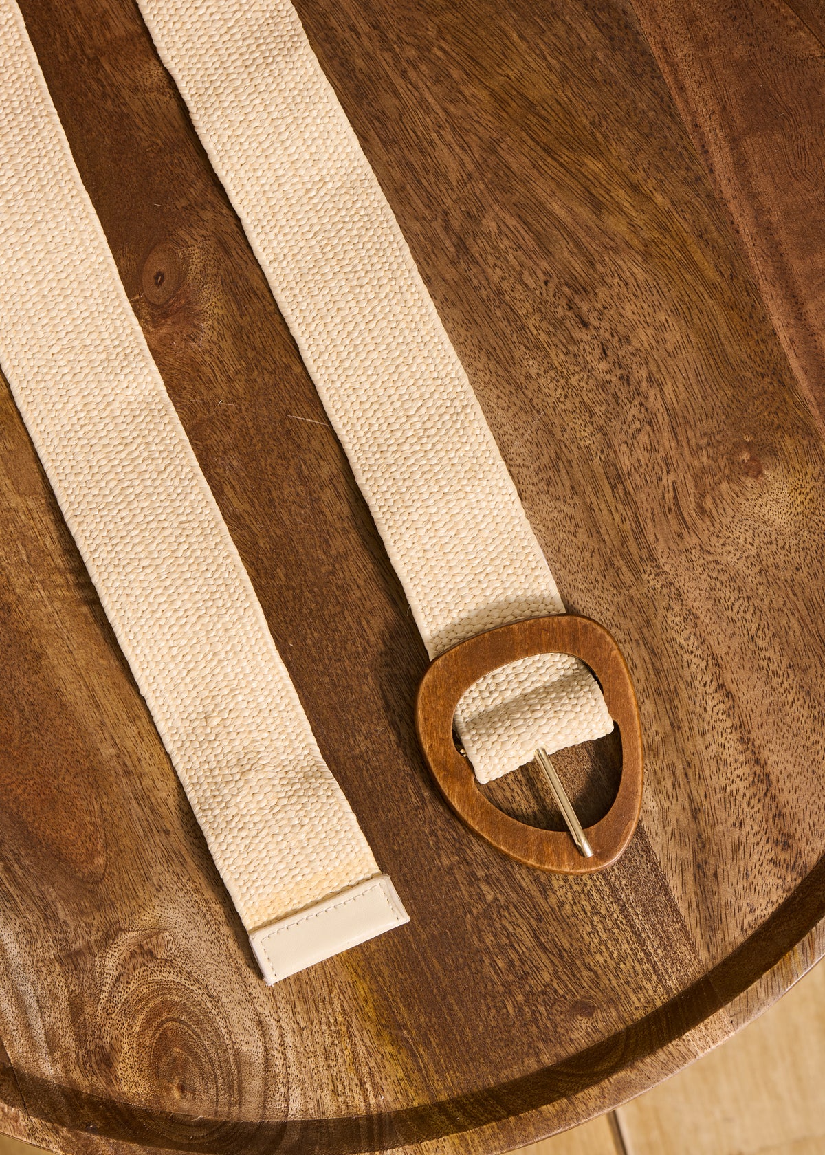 Cintura écru elasticizzata con fibbia in legno