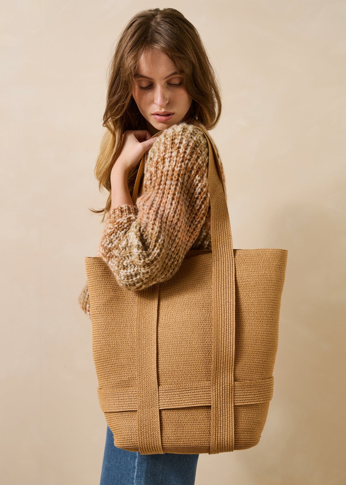 Beige Tasche - Filma