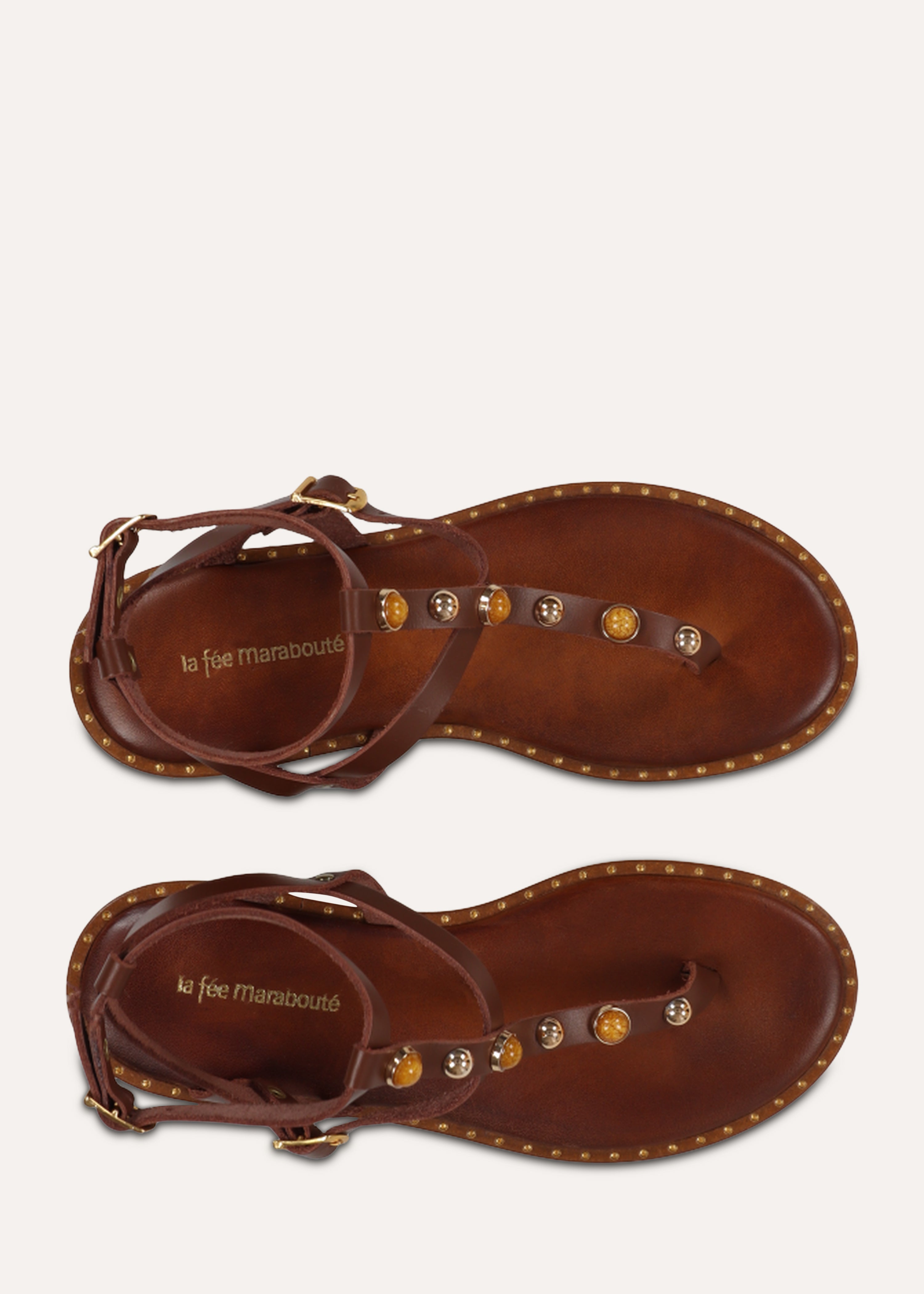 Sandalias planas con adorno de joya en cuero marrón