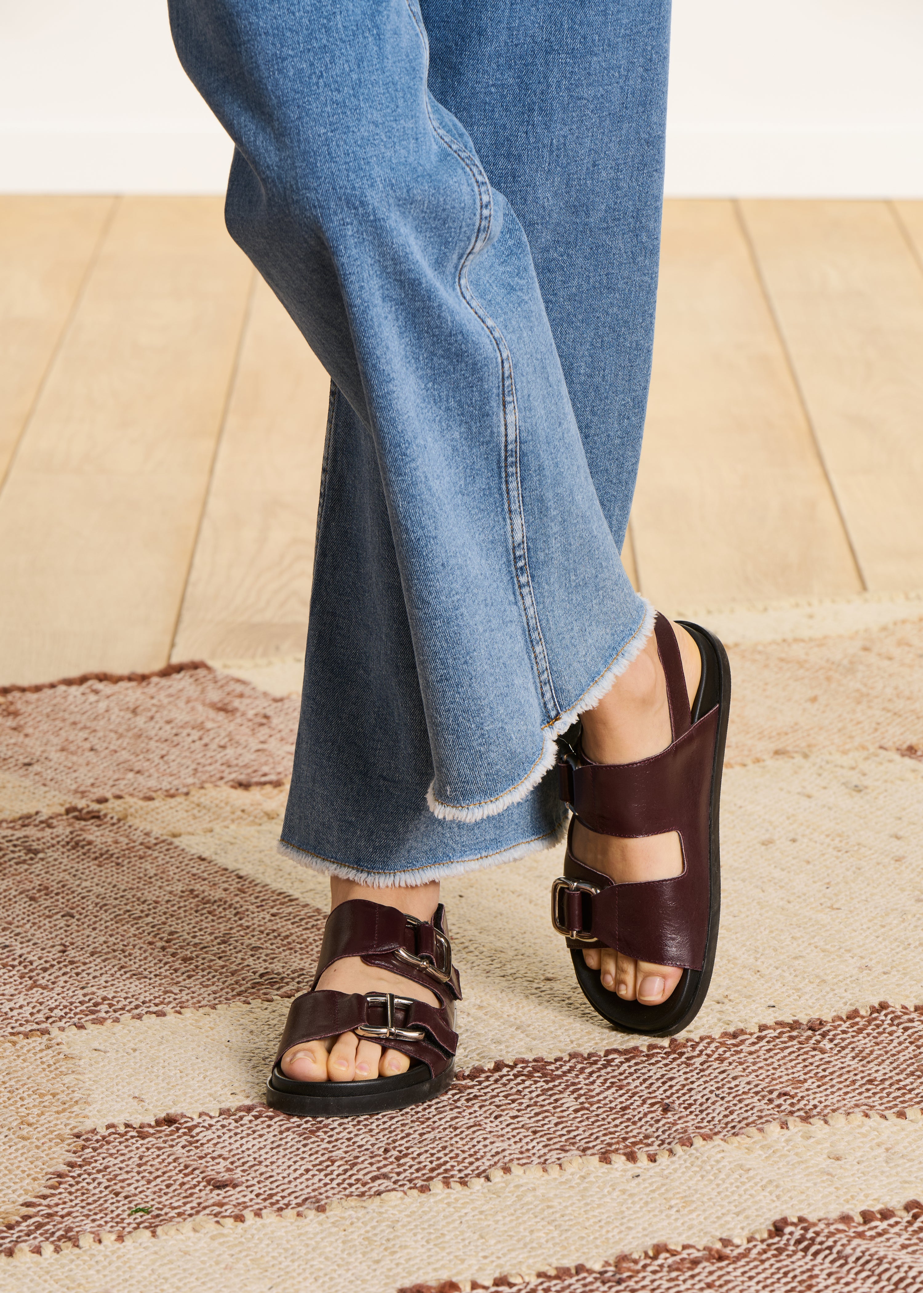 Flache Sandalen aus bordeauxrotem Leder