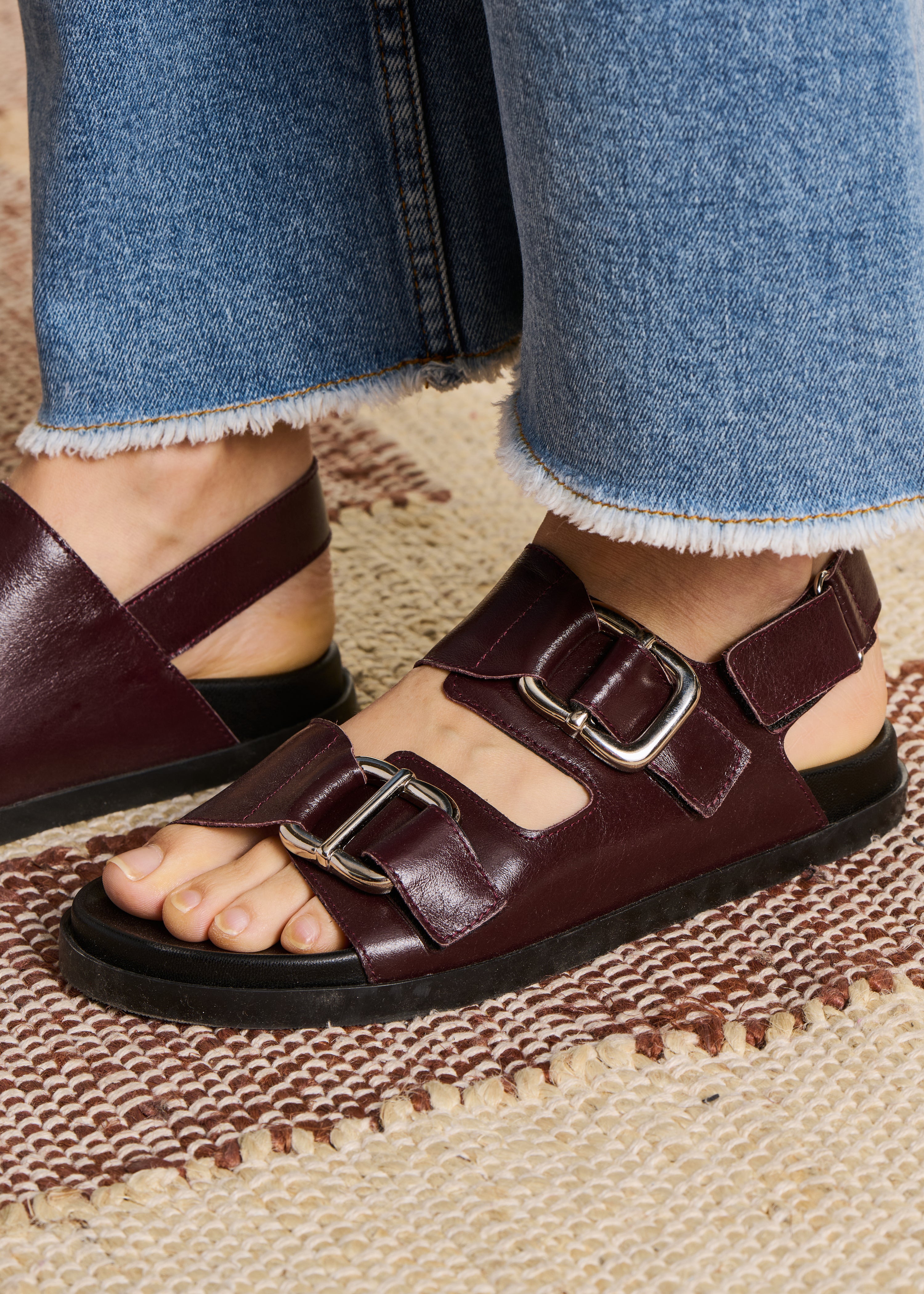 Flache Sandalen aus bordeauxrotem Leder