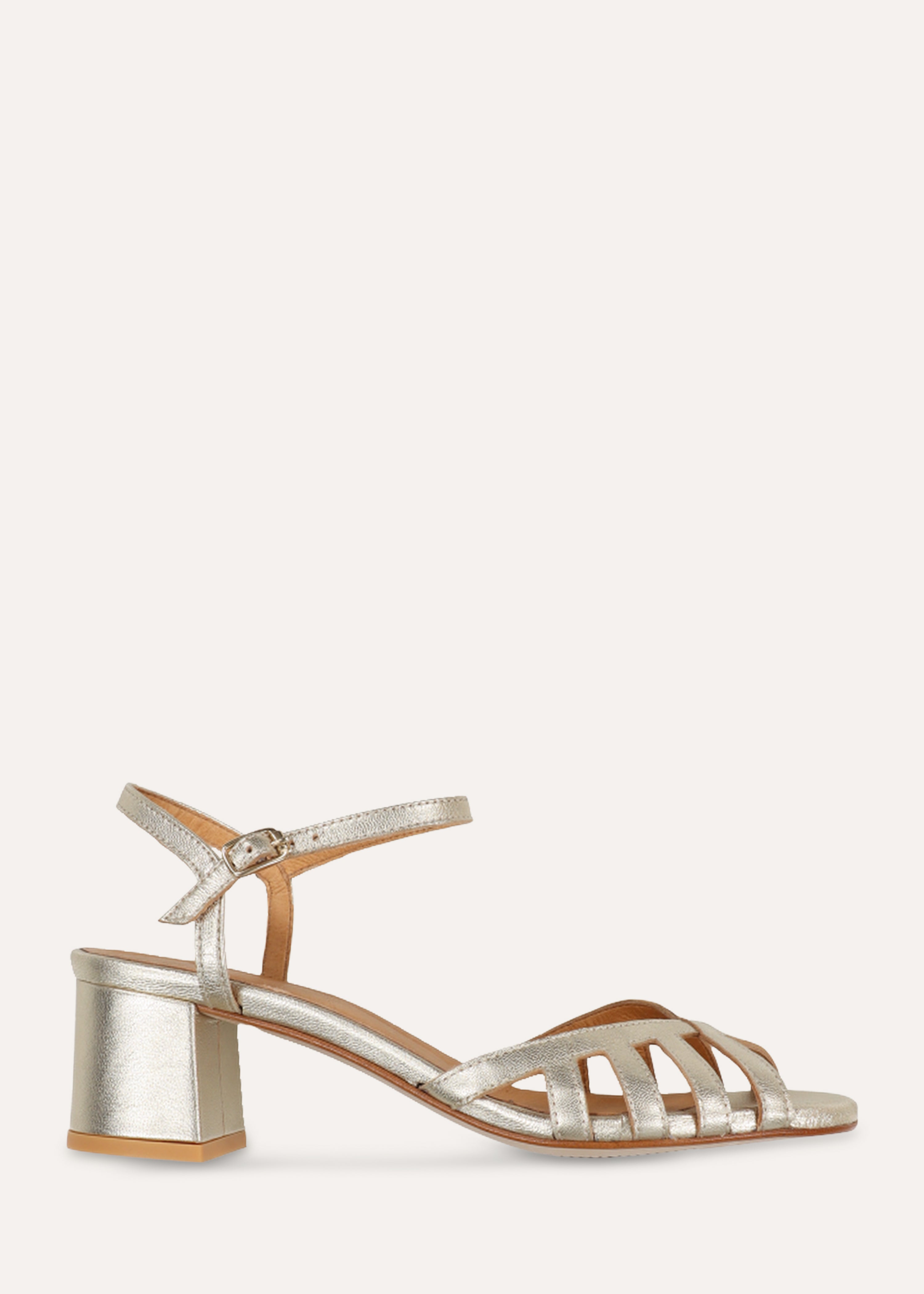 Goldene Sandalen mit gekreuzten Riemchen und Absatz