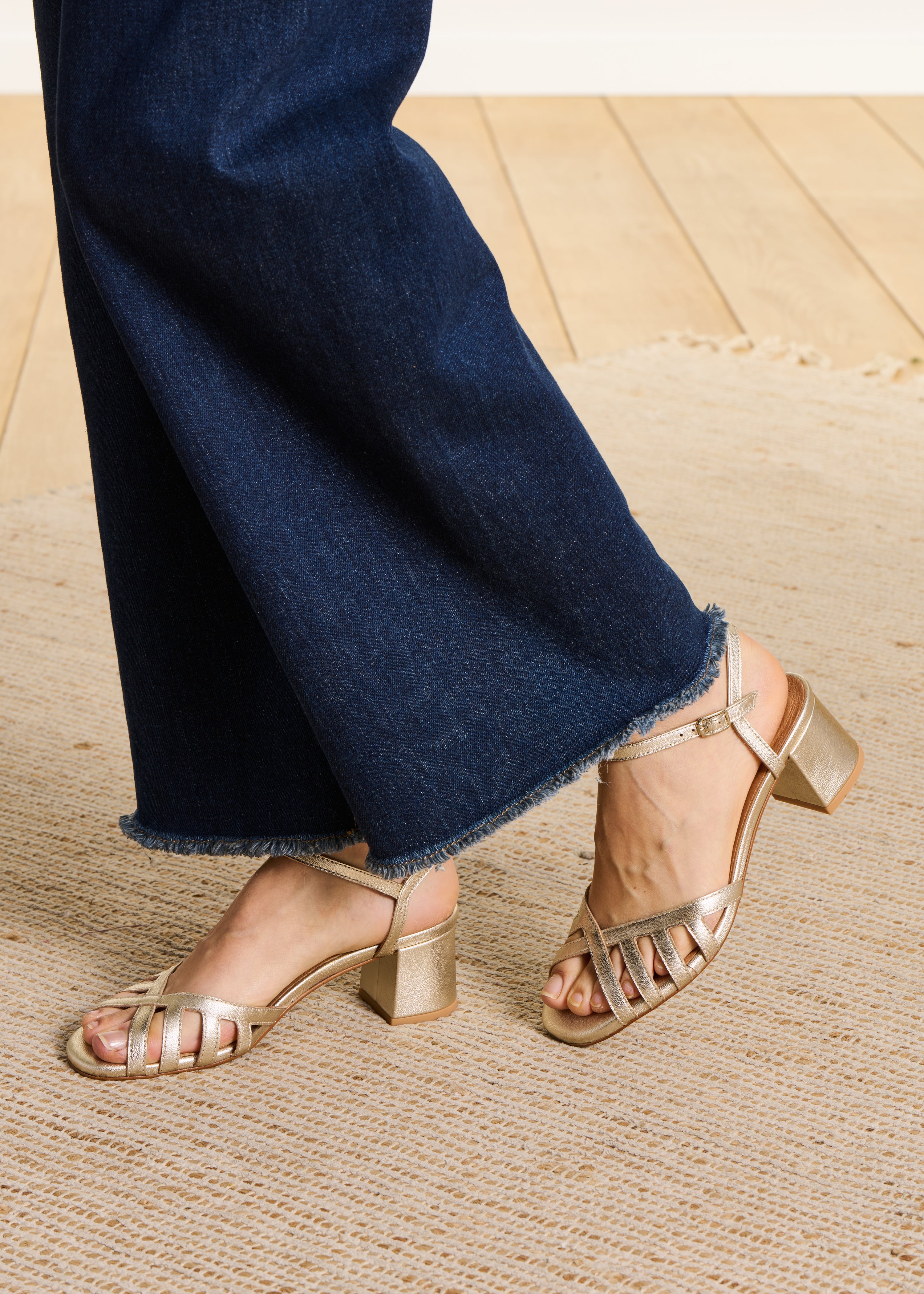 Goldene Sandalen mit gekreuzten Riemchen und Absatz