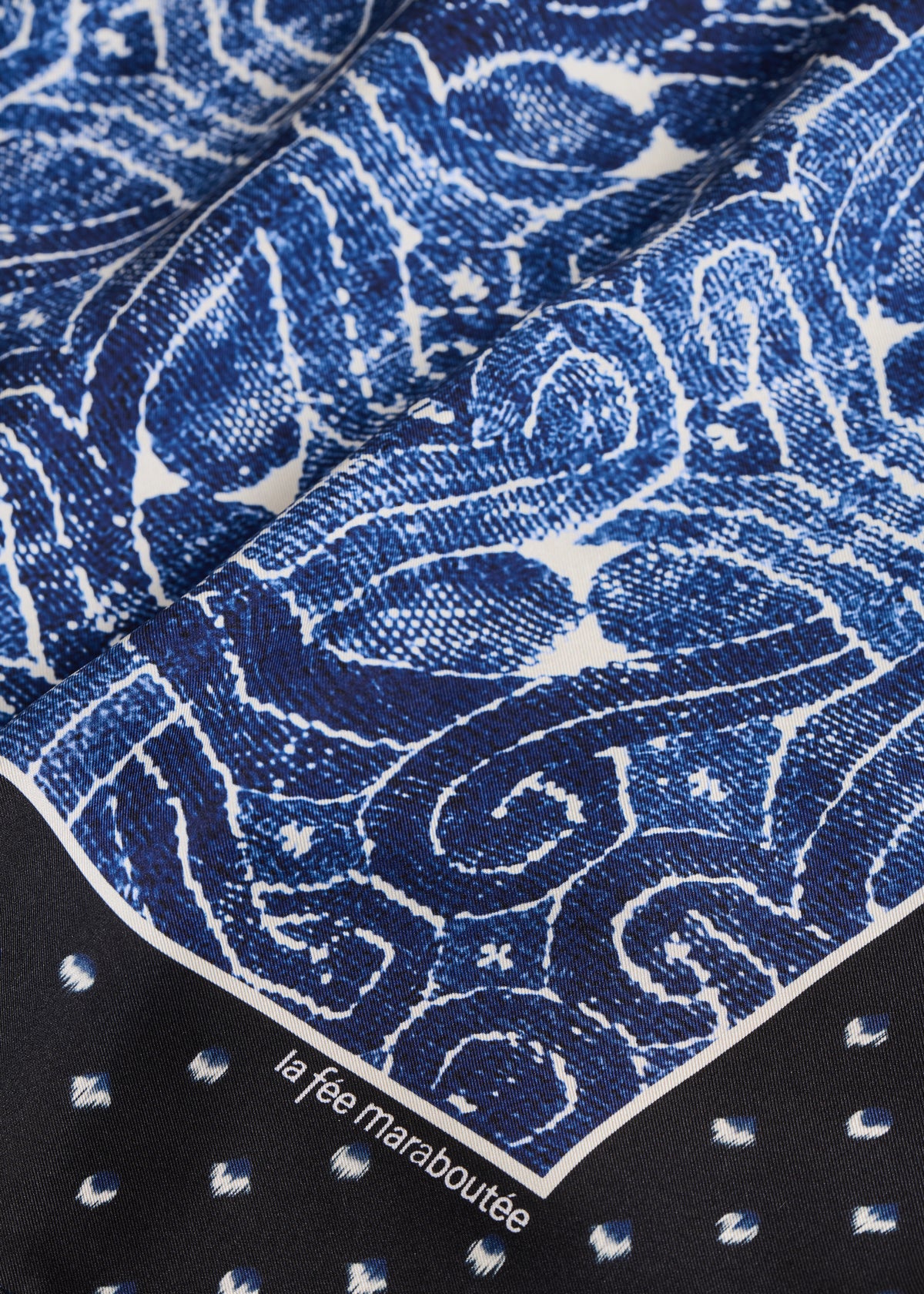 Blaues Seidentuch mit Muster