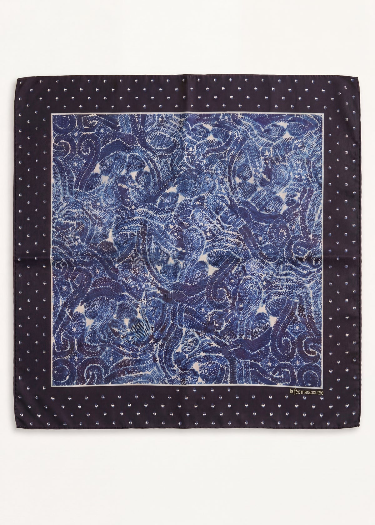 Blaues Seidentuch mit Muster