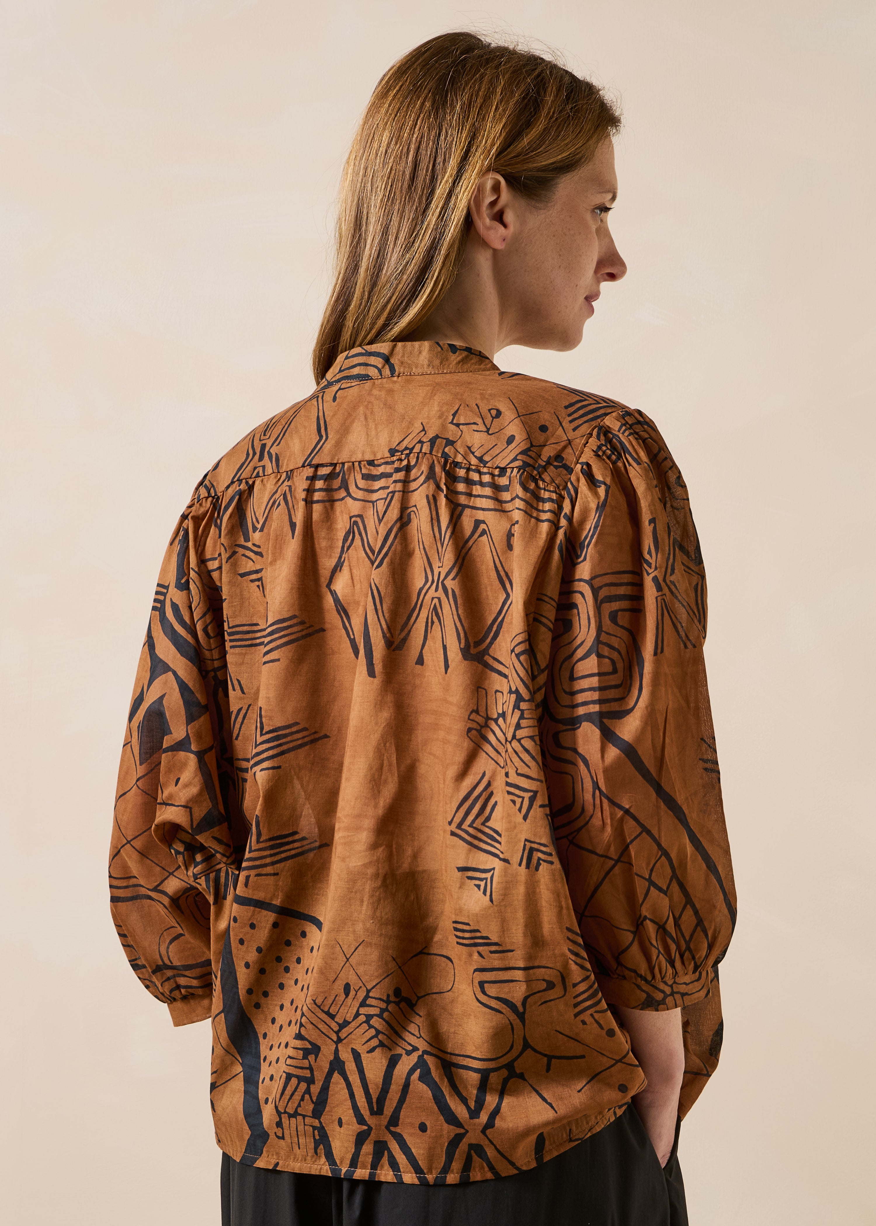 Braune Bluse aus bedrucktem Baumwoll-Voile