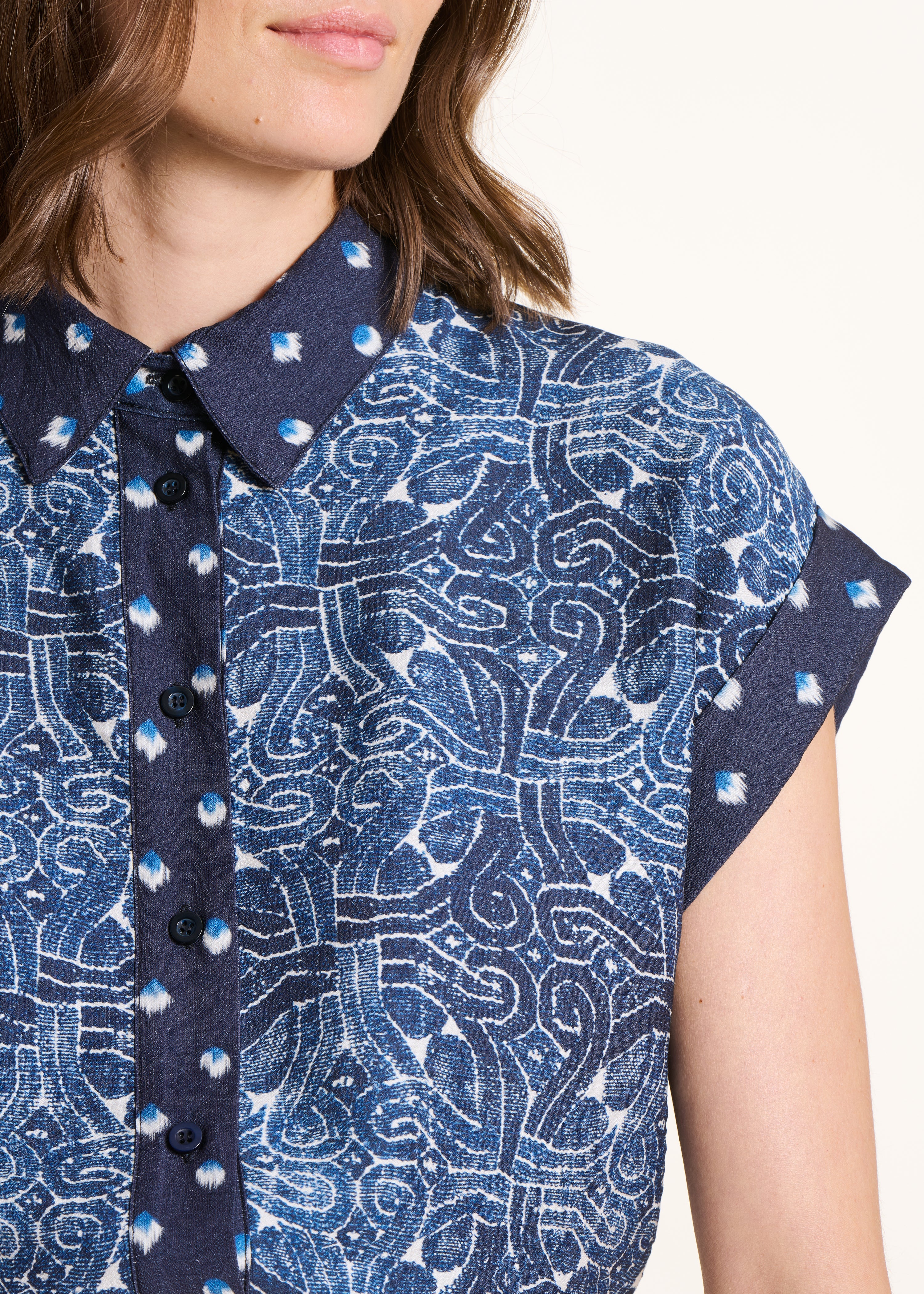 Blauw overhemd met korte mouwen en patchwork prints
