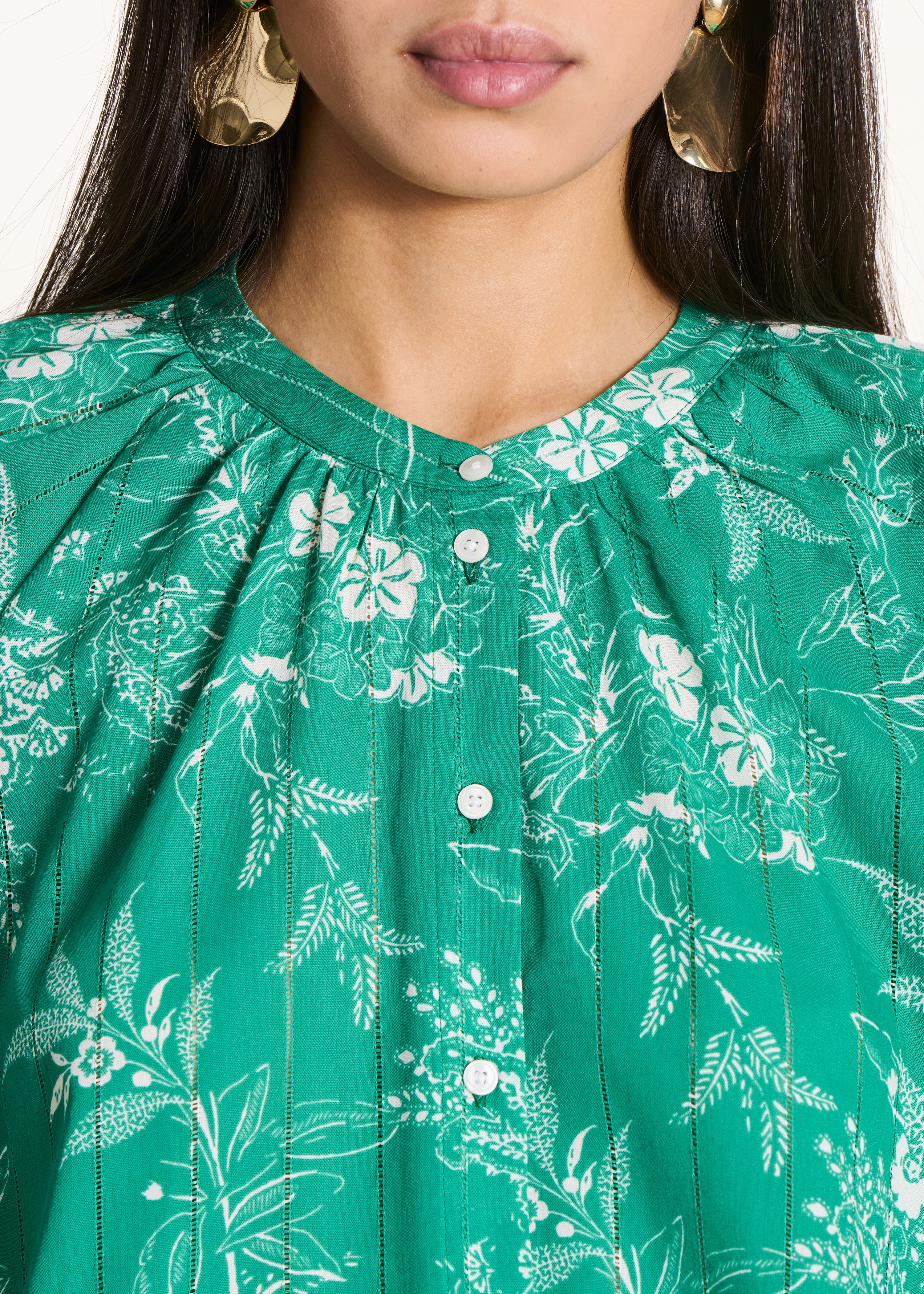 Blusa verde con estampado floral en voile de algodón orgánico