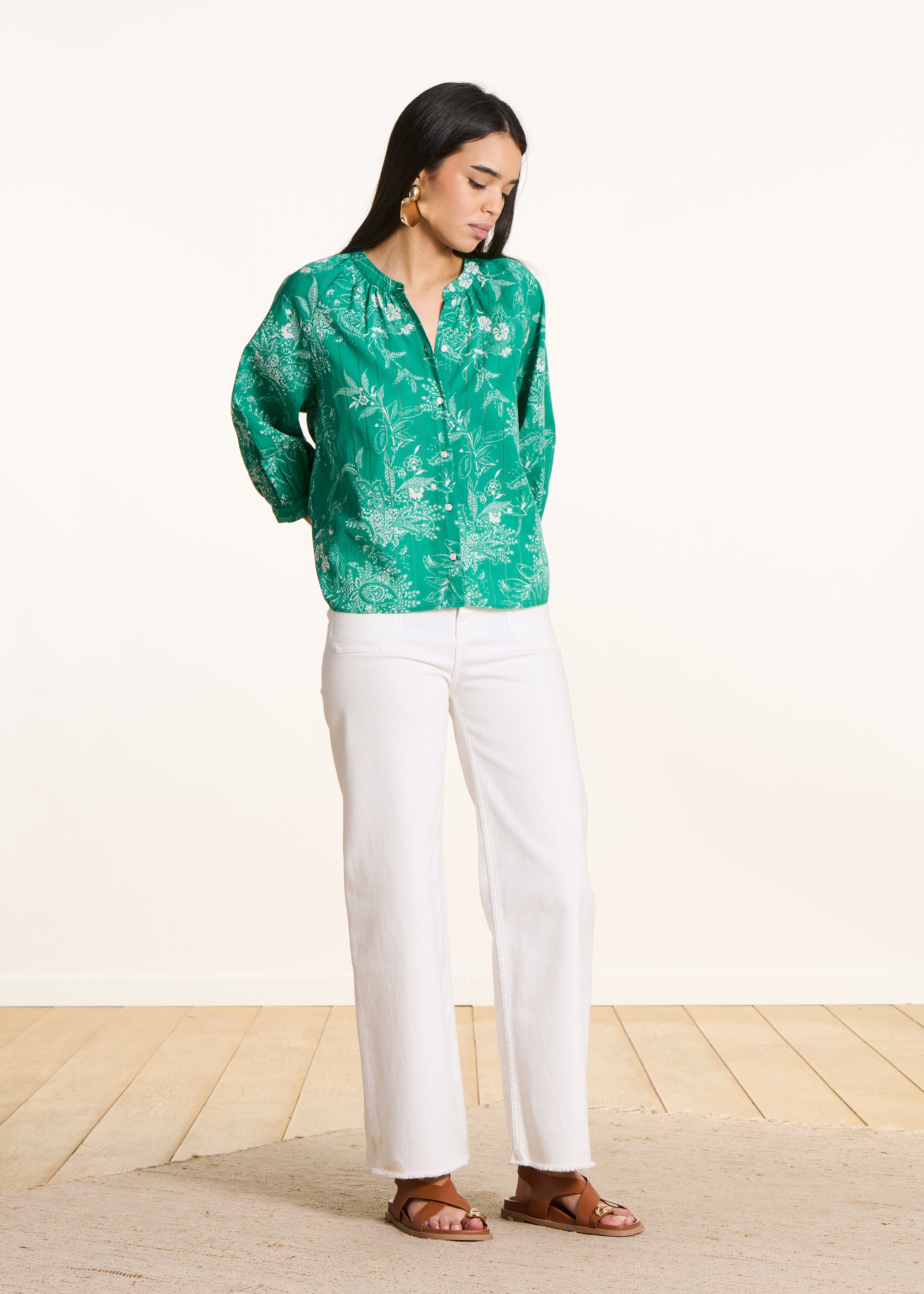 Blusa verde con estampado floral en voile de algodón orgánico