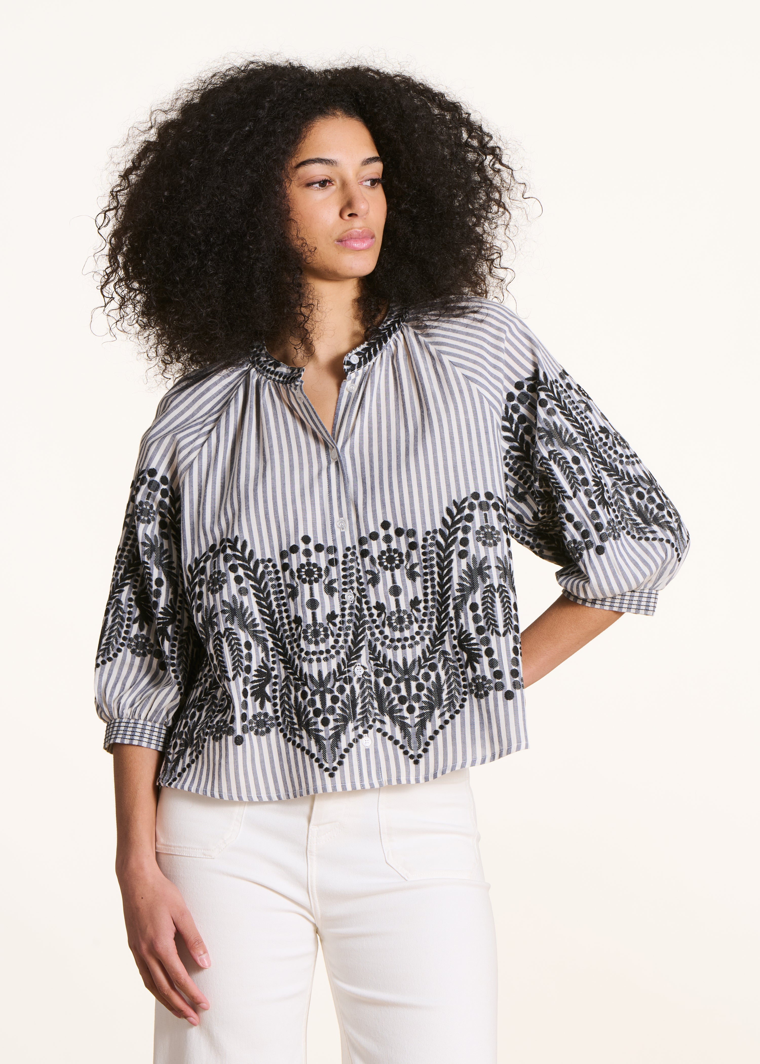 Camisa amplia negra con rayas y motivo jacquard