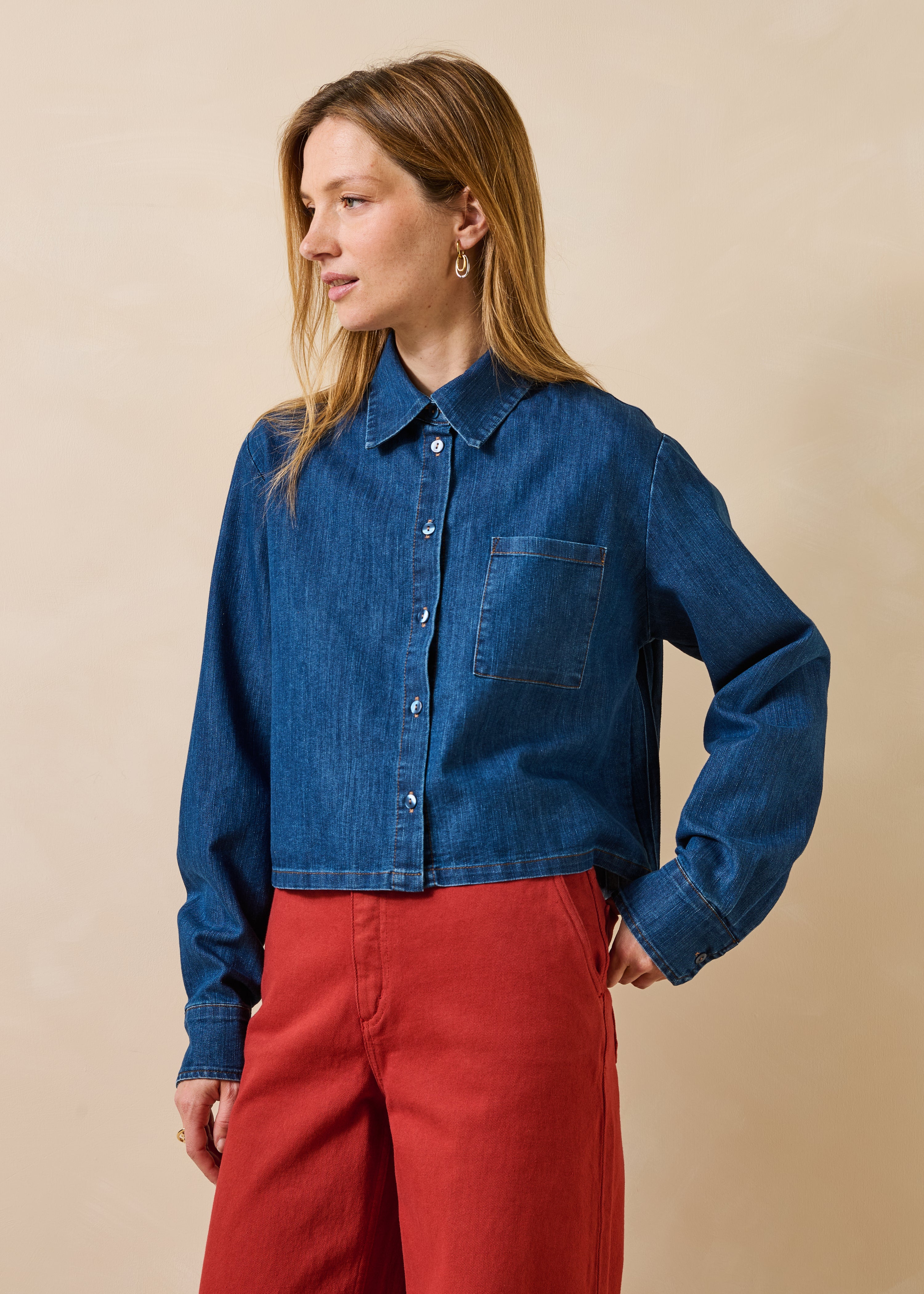 Losvallend jeansblouse met geplooide achterkant
