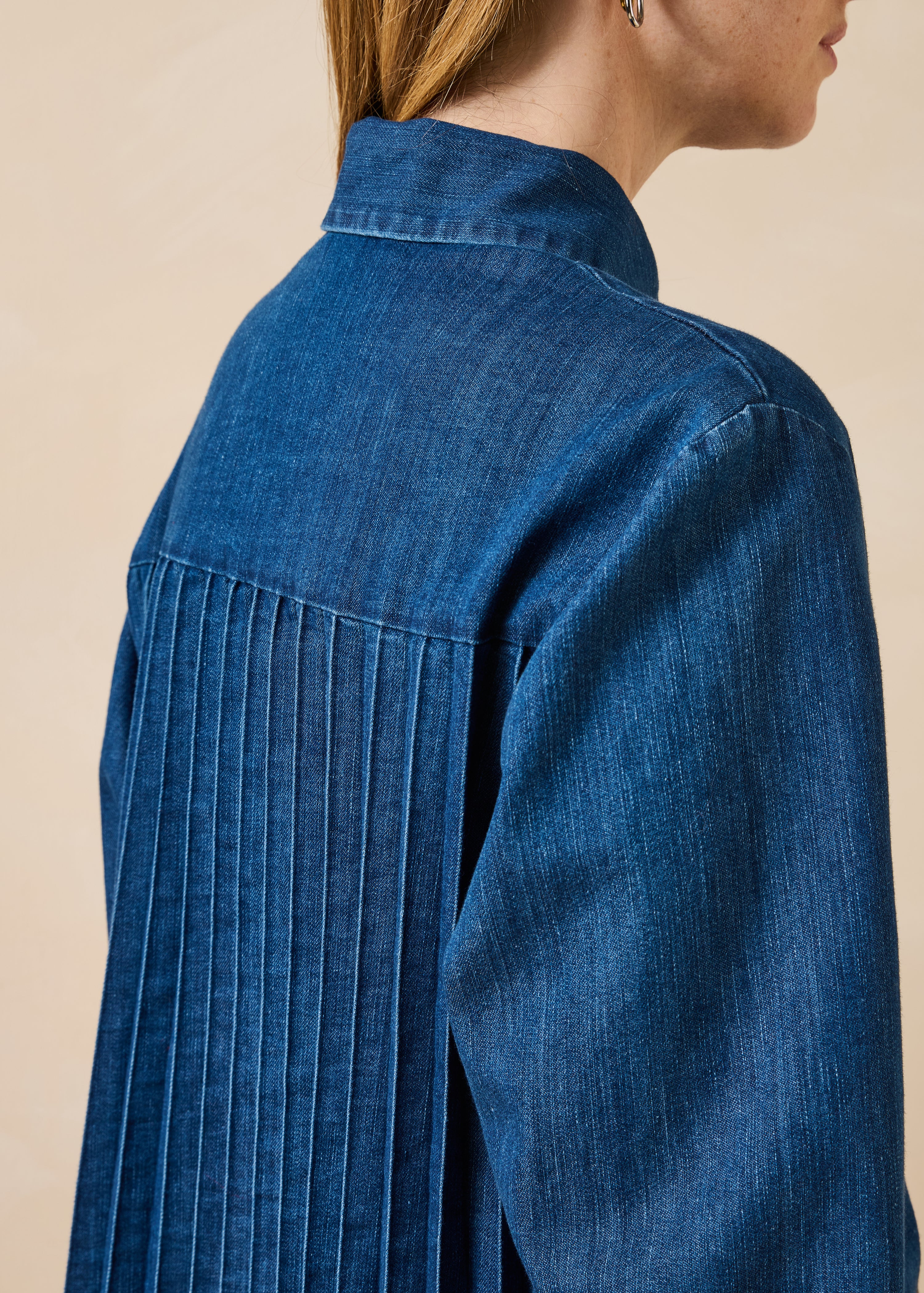Losvallend jeansblouse met geplooide achterkant