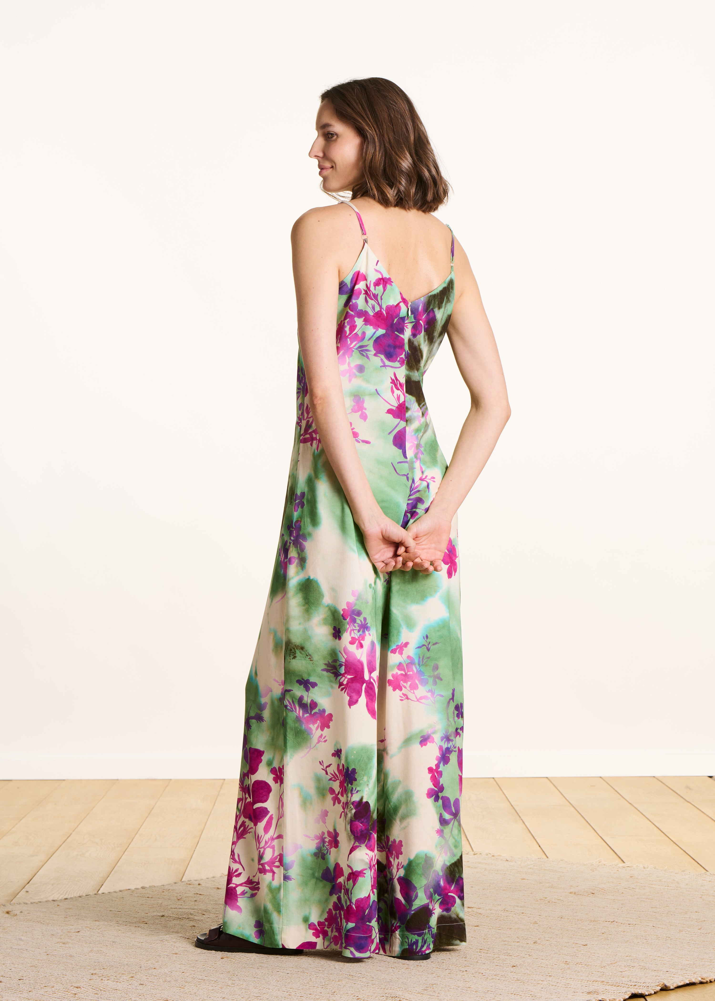 Tuta stampata floreale verde e rosa con spalline