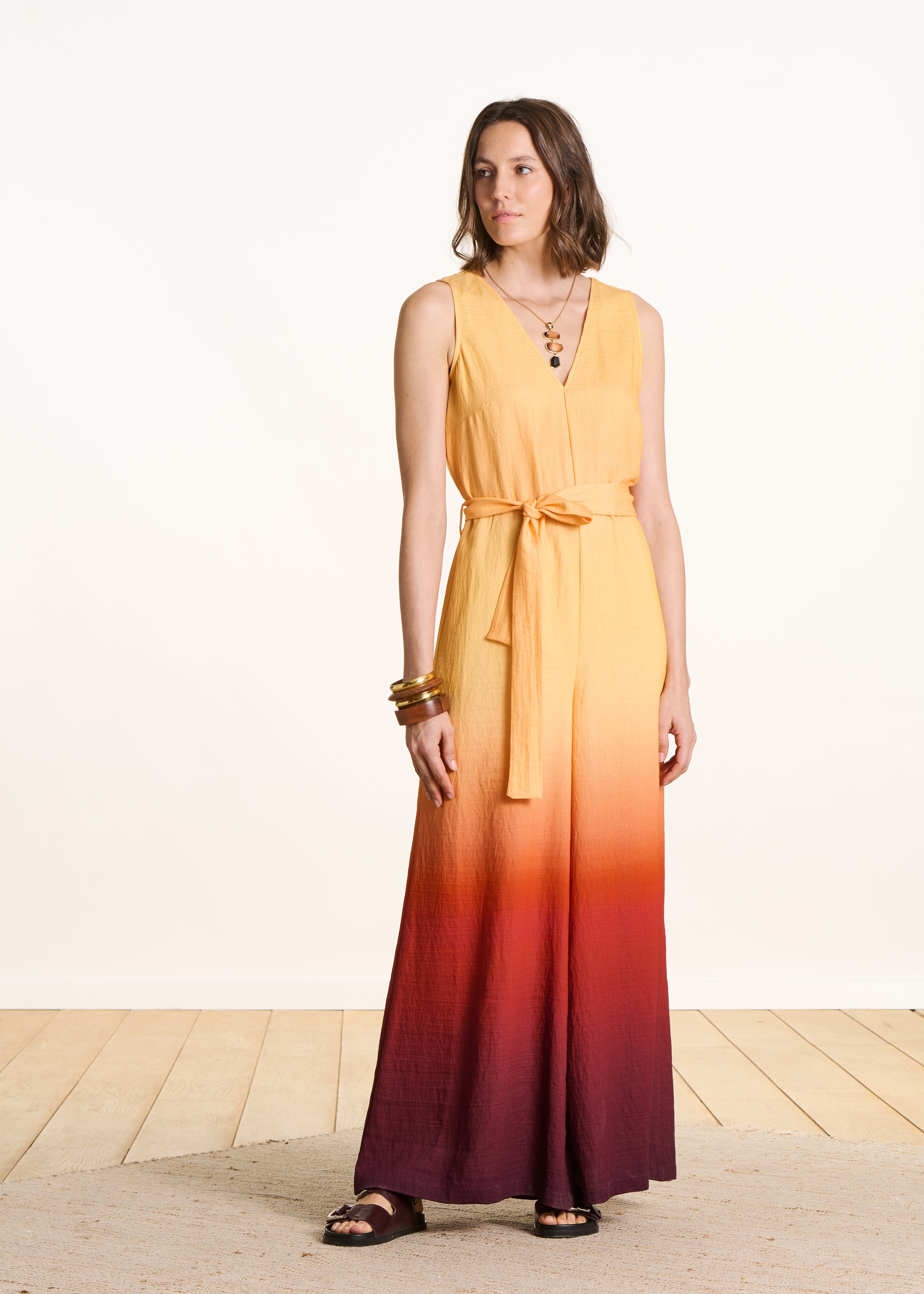 Mouwloze jumpsuit met meerkleurige tie-dye print
