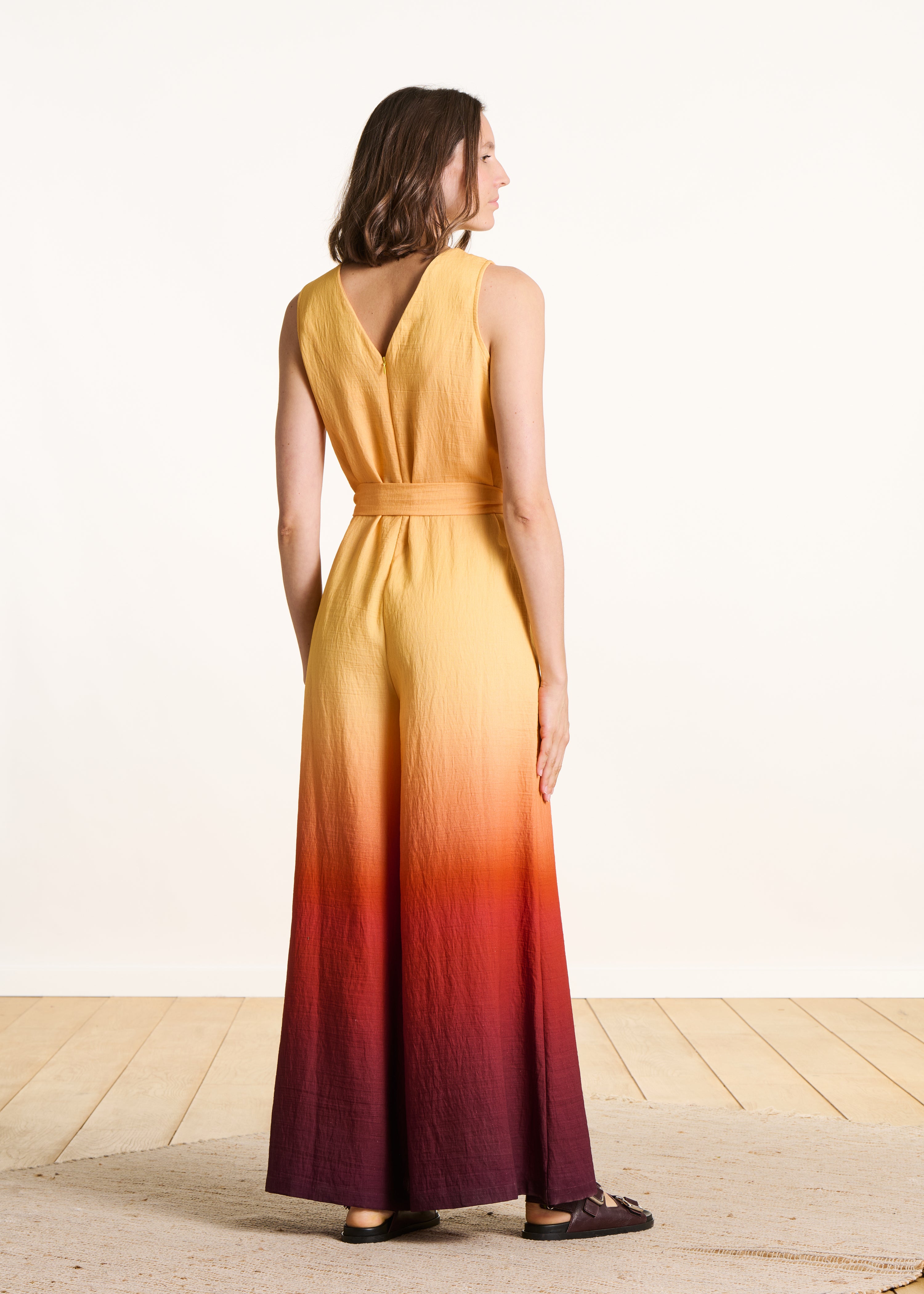 Mouwloze jumpsuit met meerkleurige tie-dye print