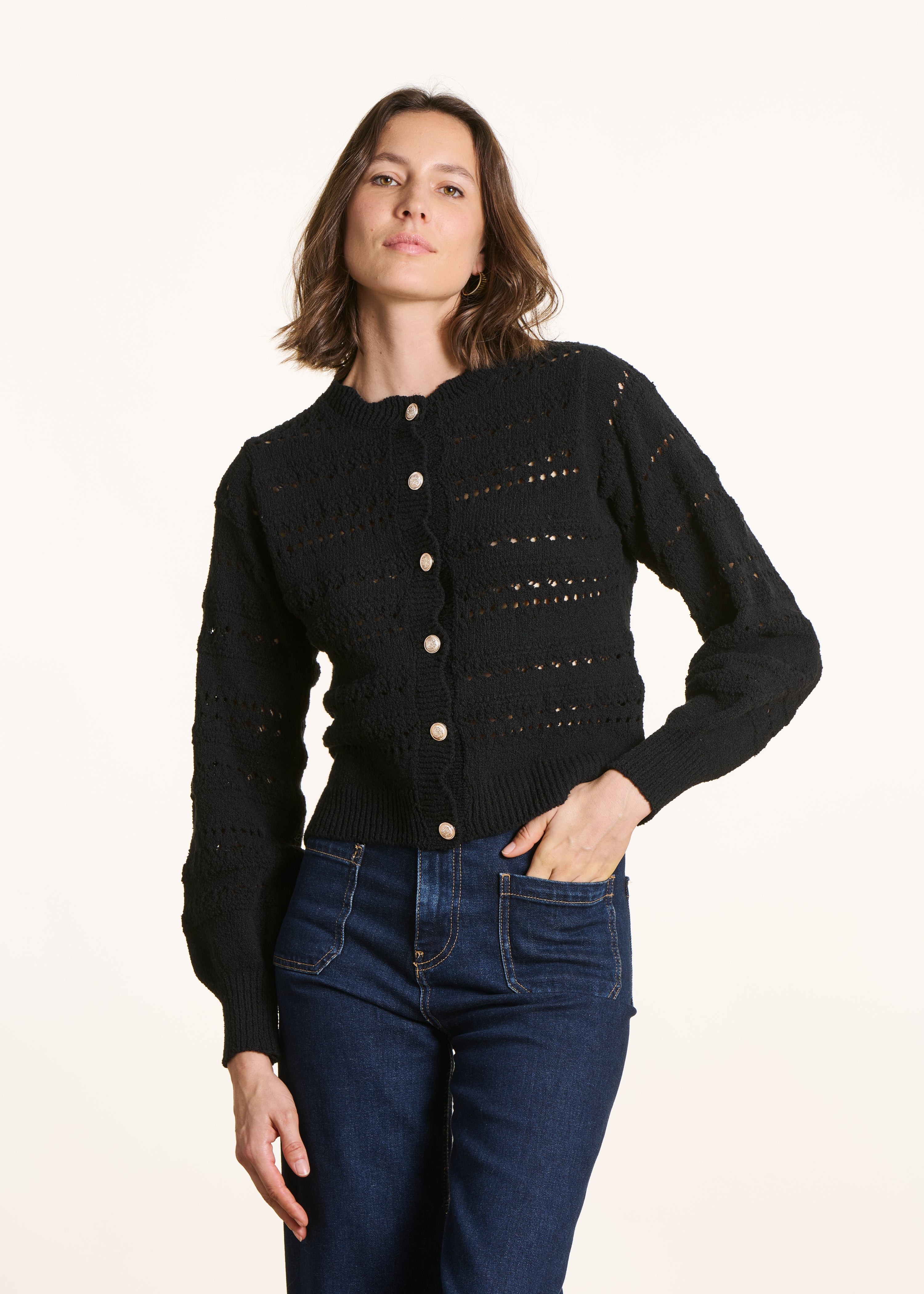 Schwarze Strickweste mit Lochmuster und Zierknöpfen