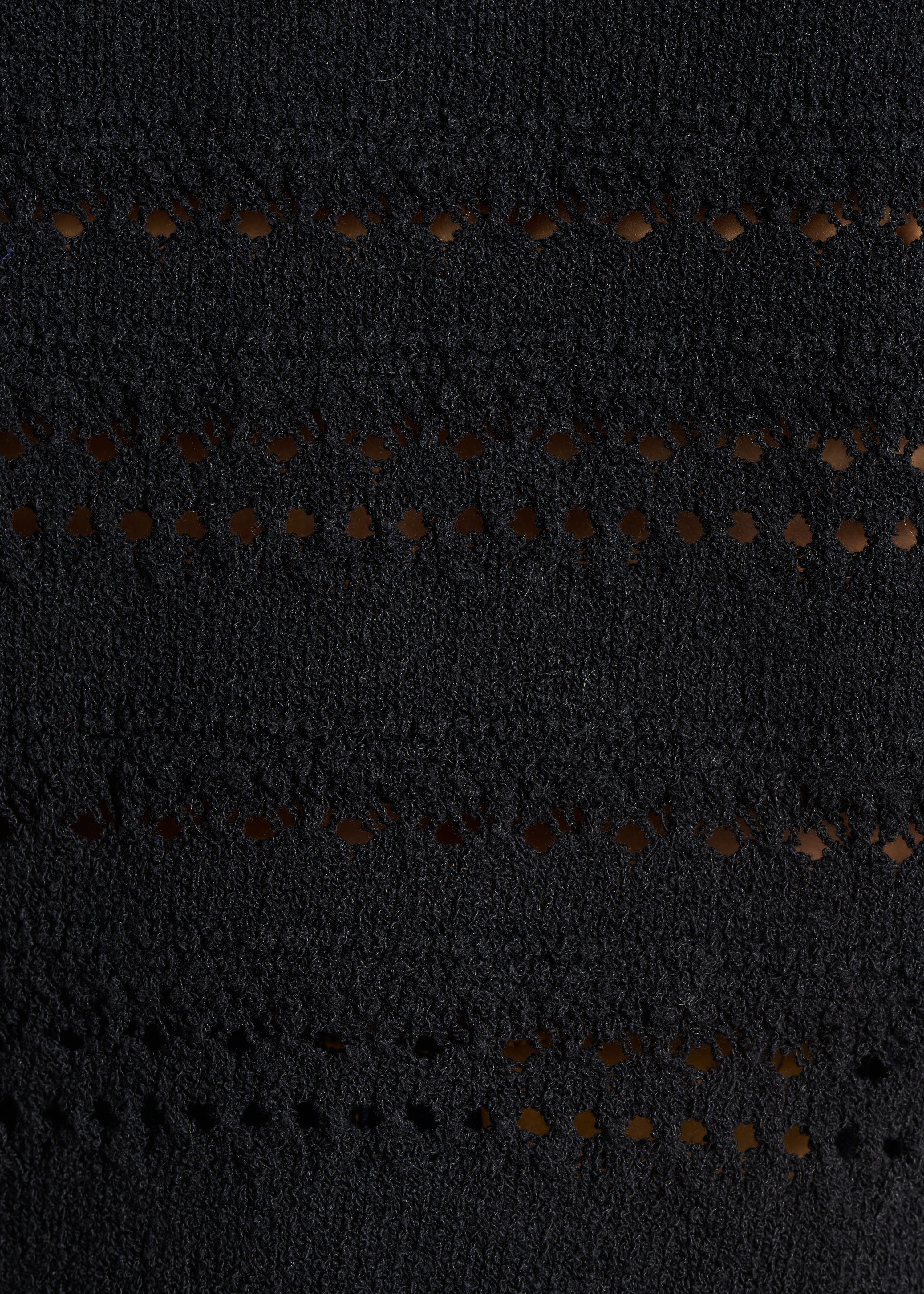 Schwarze Strickweste mit Lochmuster und Zierknöpfen