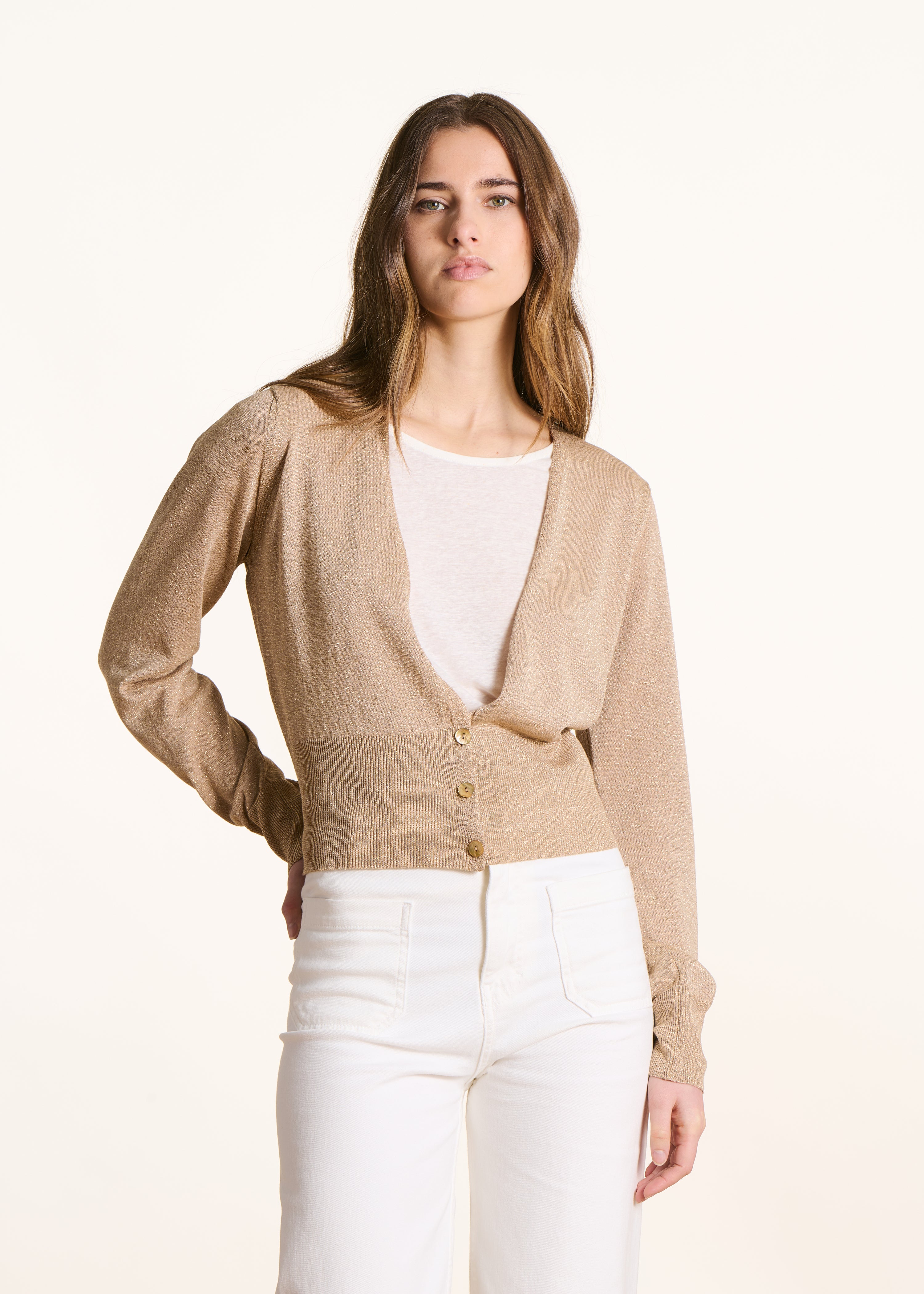 Figurbetonte Weste aus feinem, schimmerndem Strick in Beige