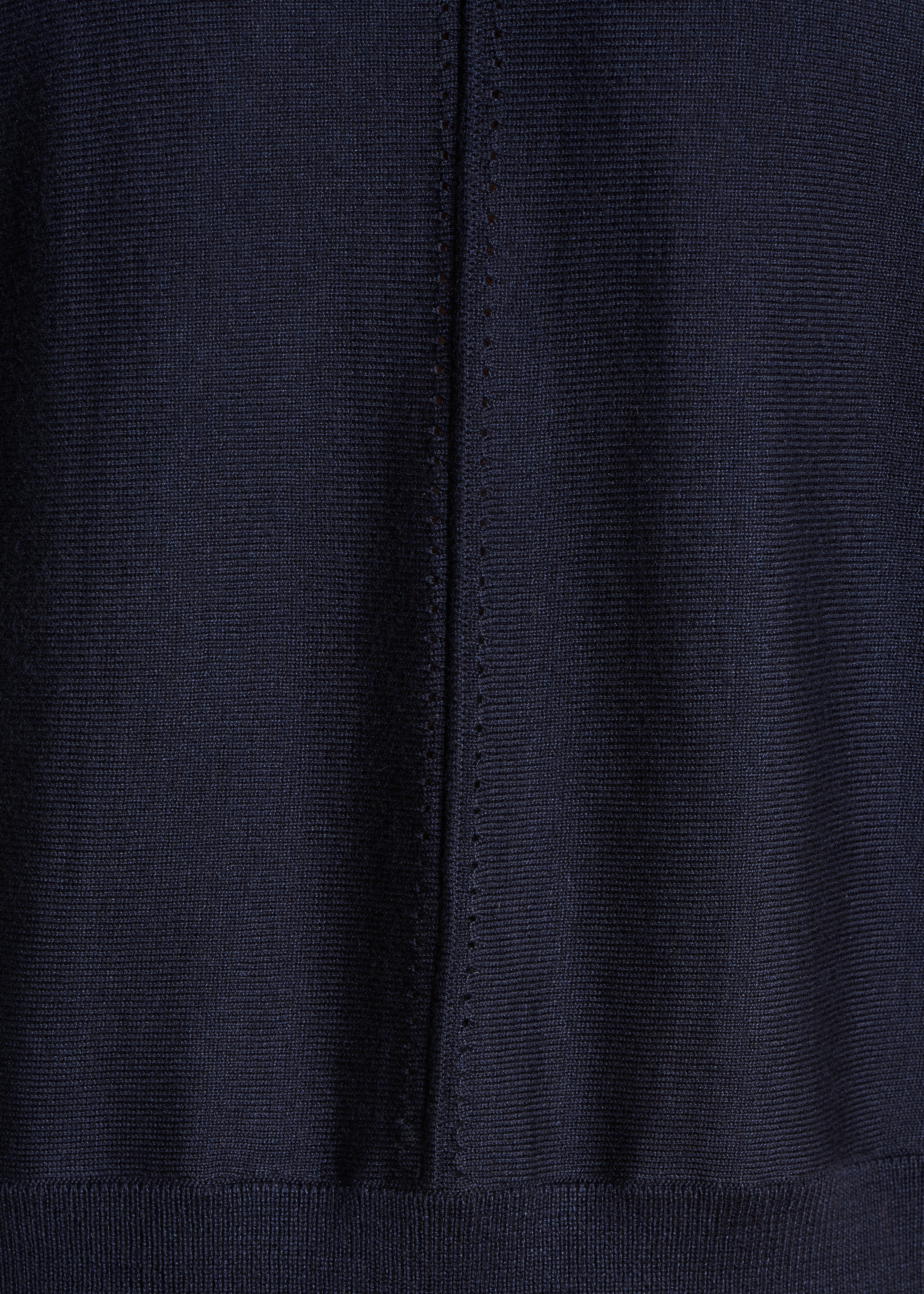 Losvallend donkerblauw gilet van fijne gebreide stof