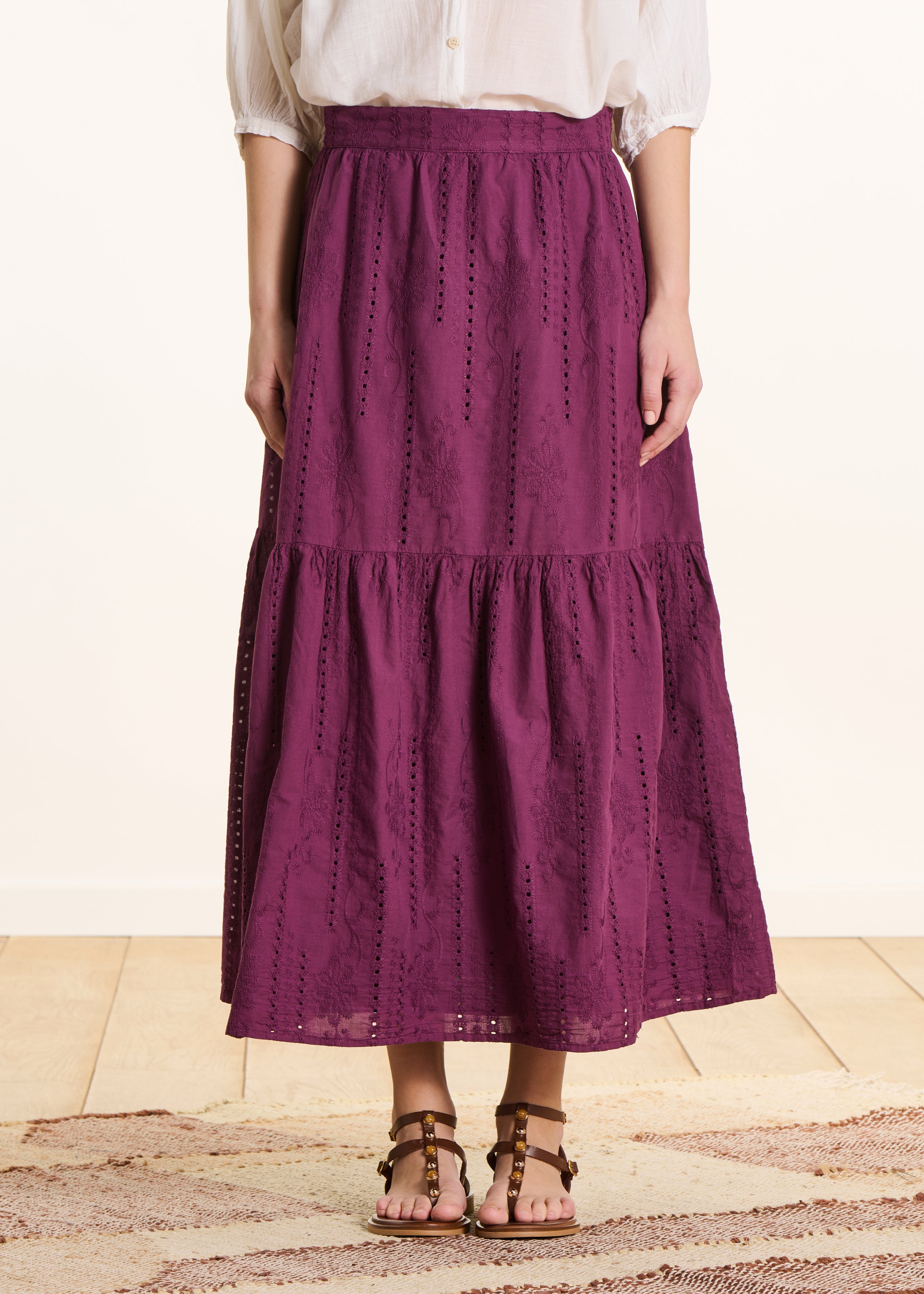 Jupe longue violette à volants en broderie anglaise