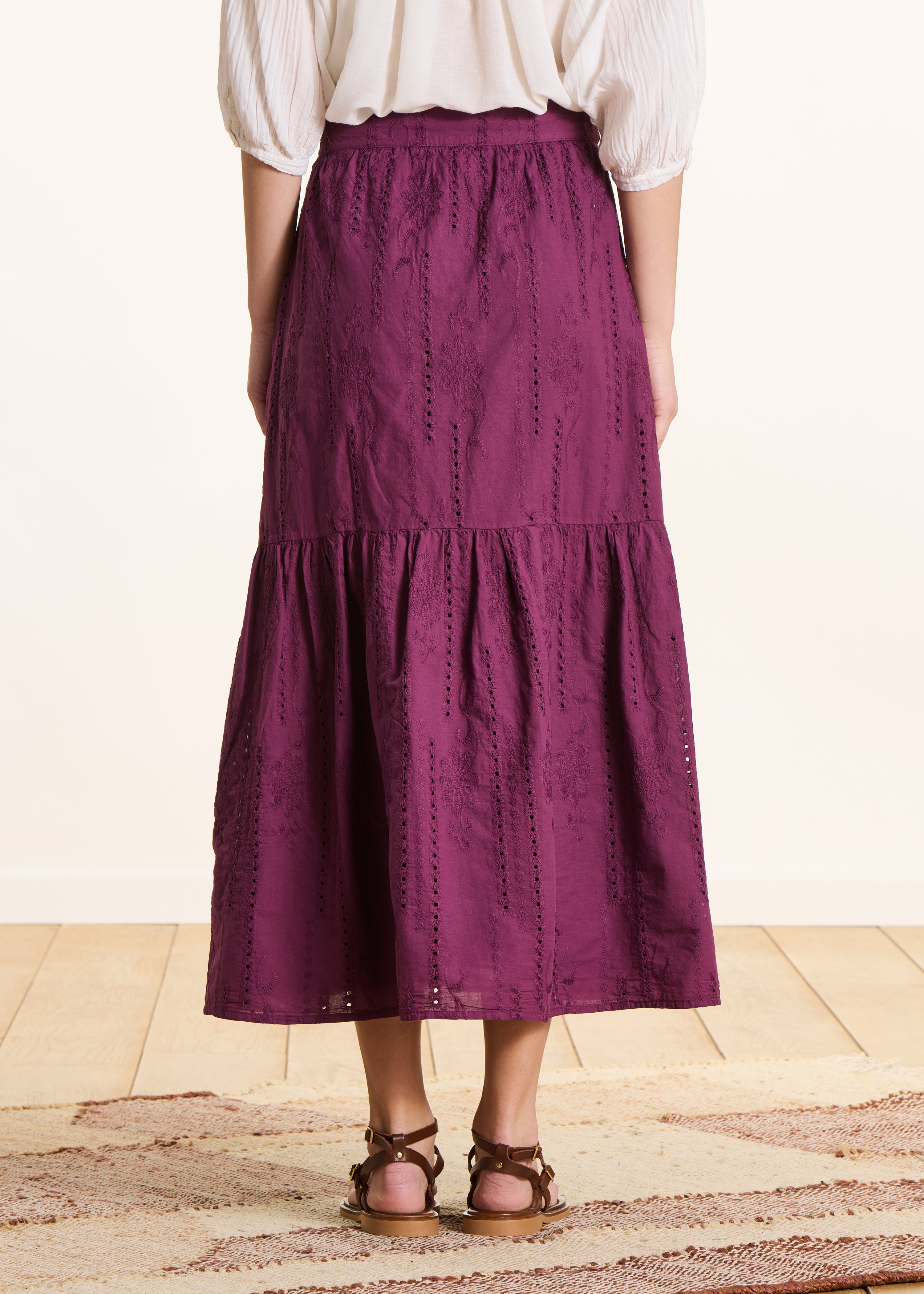 Jupe longue violette à volants en broderie anglaise