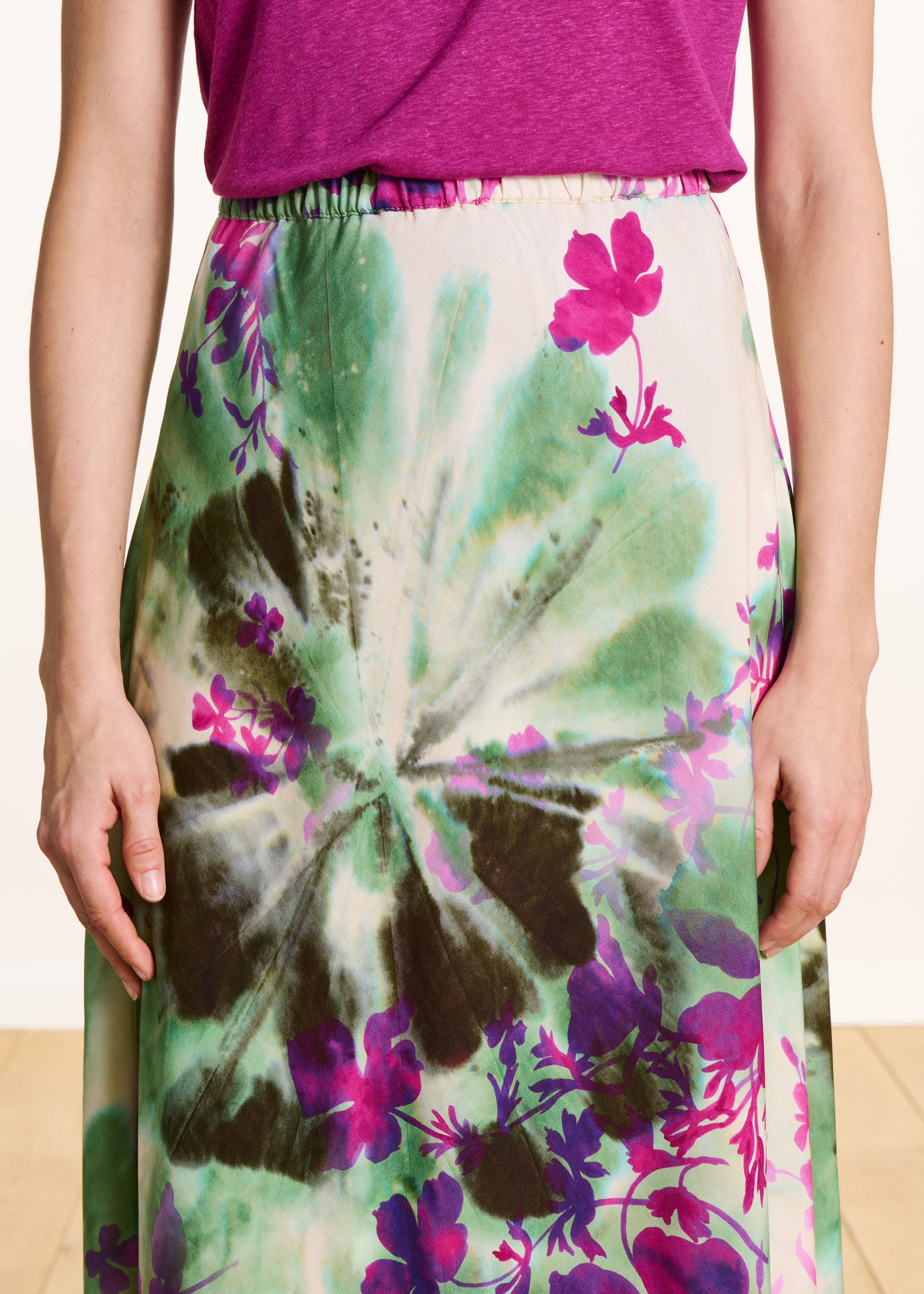 Falda larga con estampado floral verde y rosa